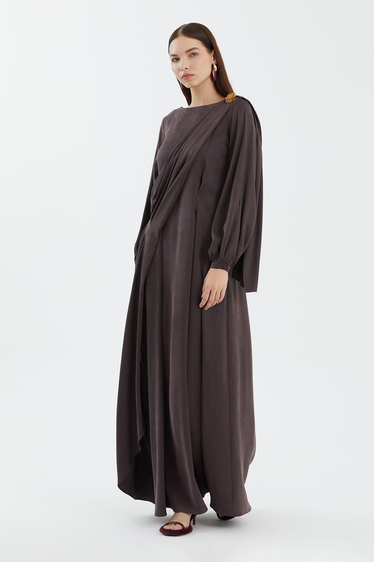 Omuz Detayı Aksesuarlı Kahverengi Elbise