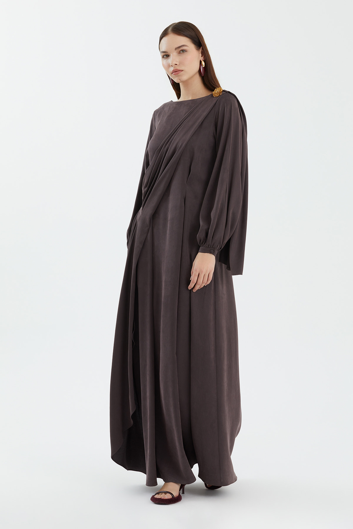 Omuz Detayı Aksesuarlı Kahverengi Elbise