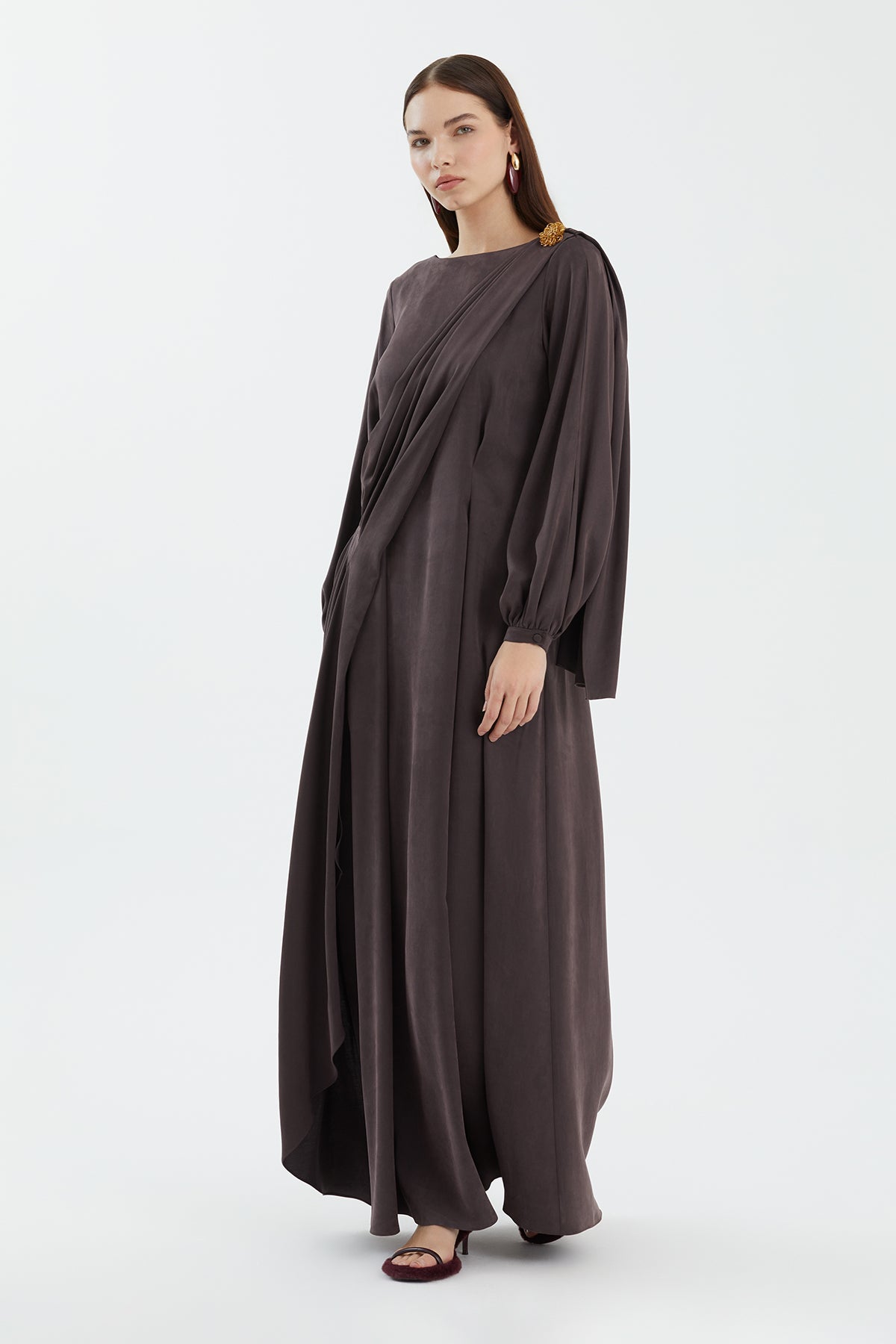 Omuz Detayı Aksesuarlı Kahverengi Elbise