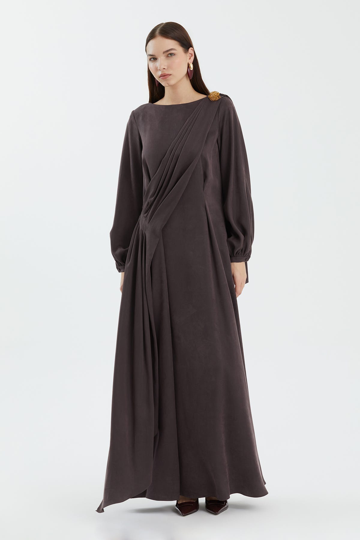 Omuz Detayı Aksesuarlı Kahverengi Elbise