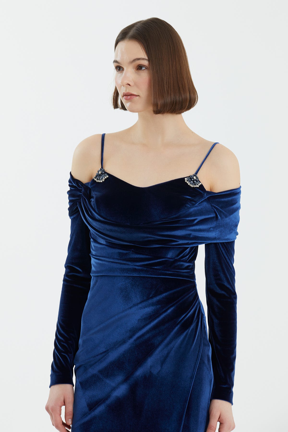 Kol Detaylı Yırtmaçlı Lacivert Kadife Elbise