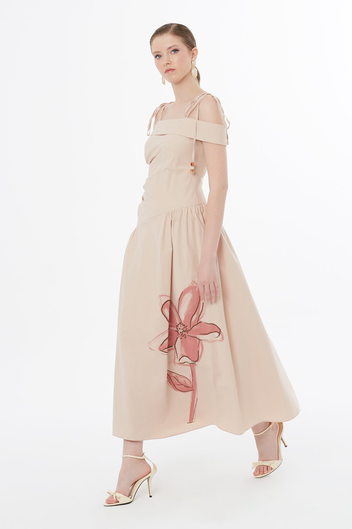 Askılı Çiçek Desenli Bej Midi Elbise