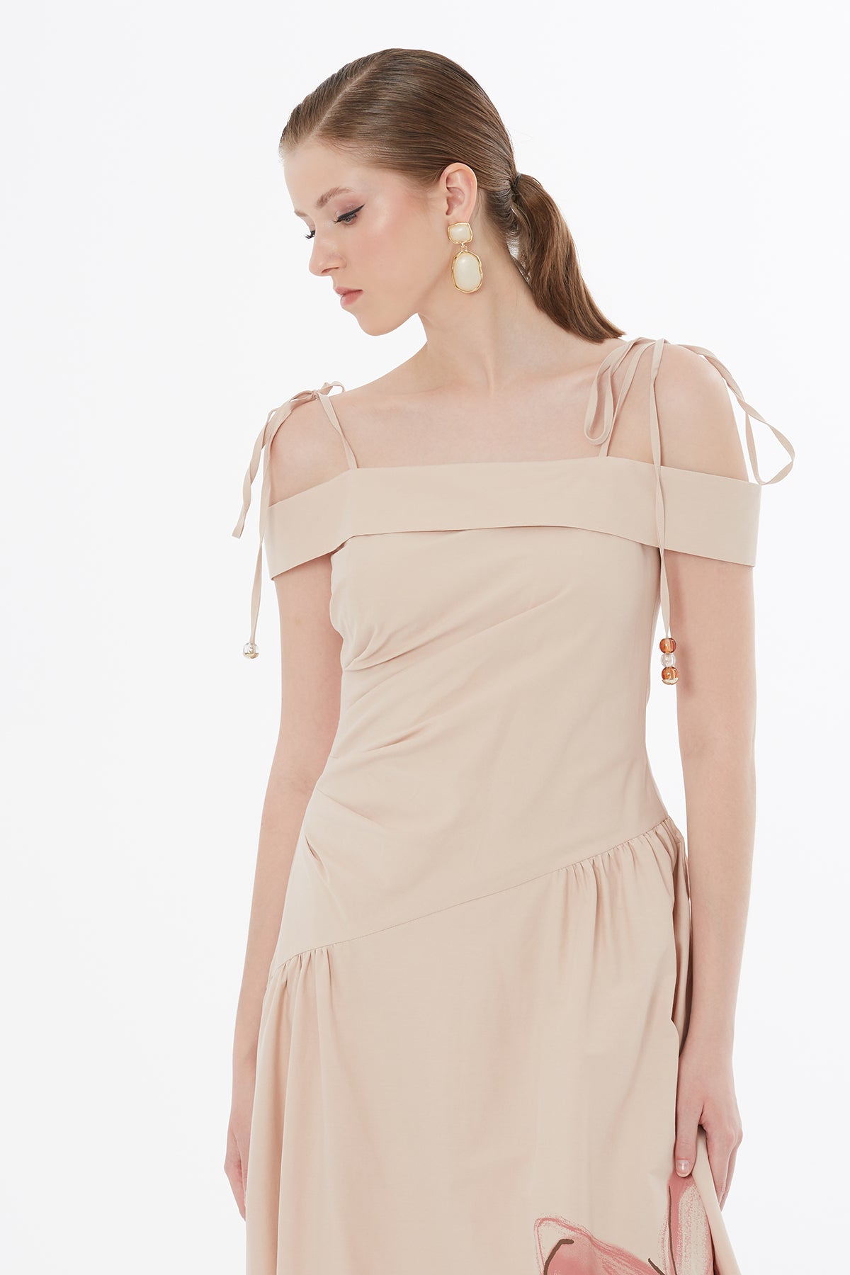 Askılı Çiçek Desenli Bej Midi Elbise