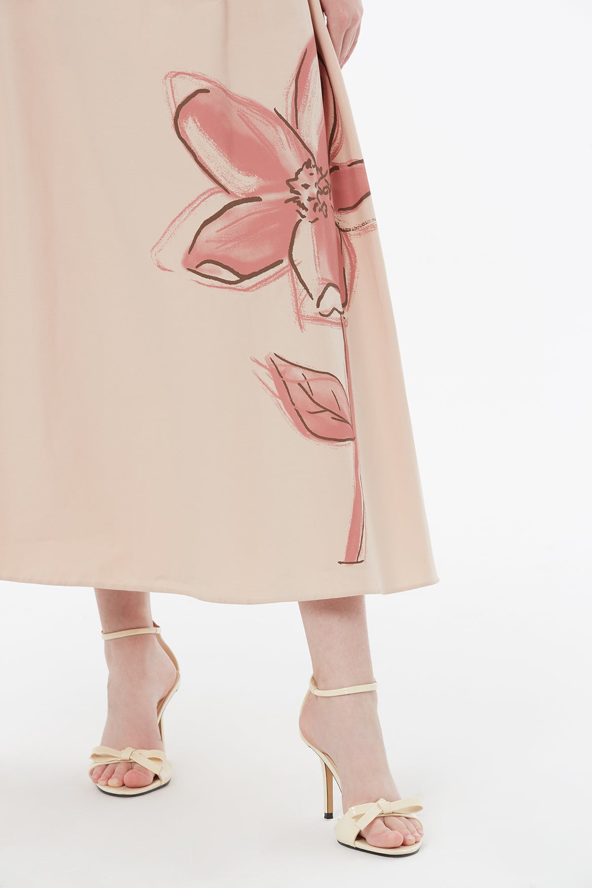 Askılı Çiçek Desenli Bej Midi Elbise