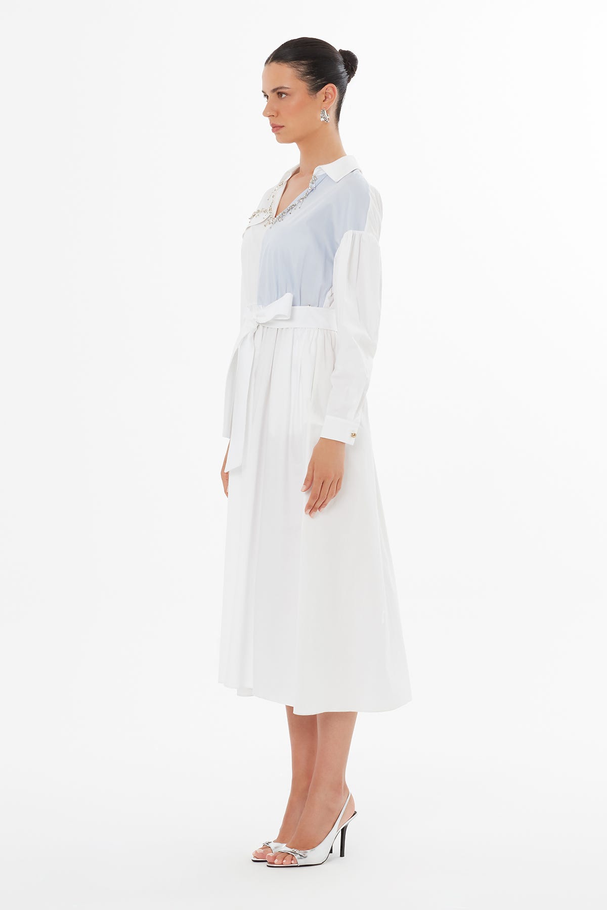 Boncuk İşlemeli Kuşaklı Beyaz Elbise