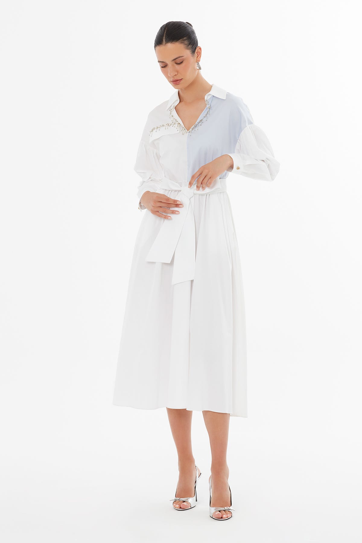 Boncuk İşlemeli Kuşaklı Beyaz Elbise