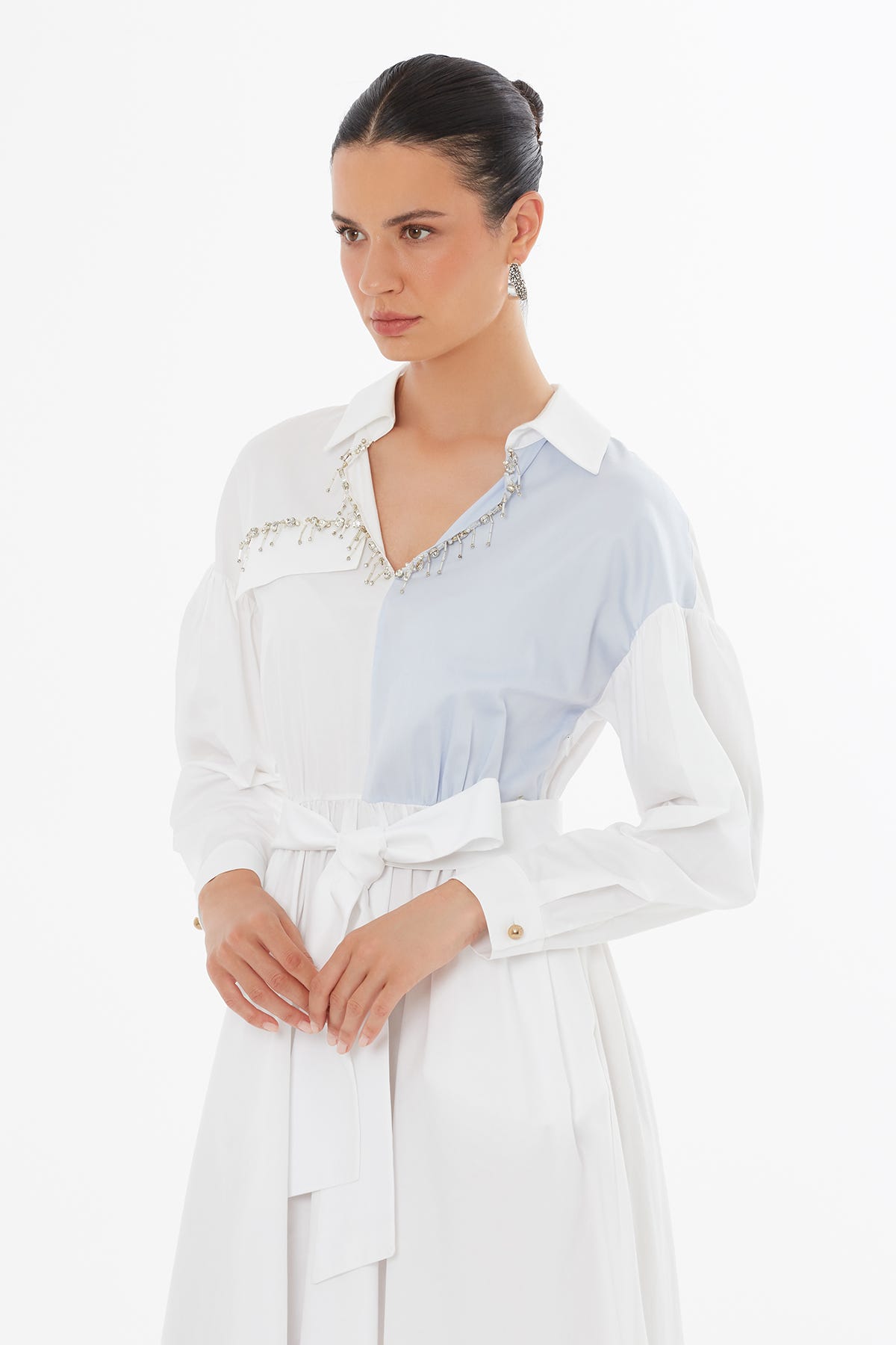 Boncuk İşlemeli Kuşaklı Beyaz Elbise