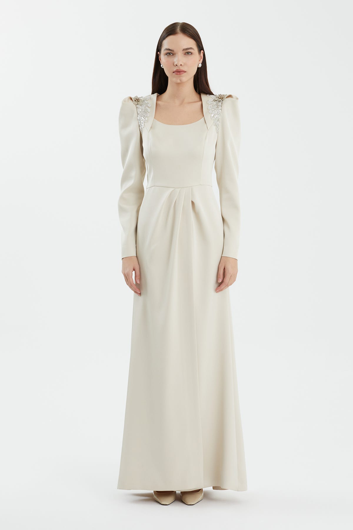 İşlemeli Aksesuarlı Yırtmaçlı Bej Elbise