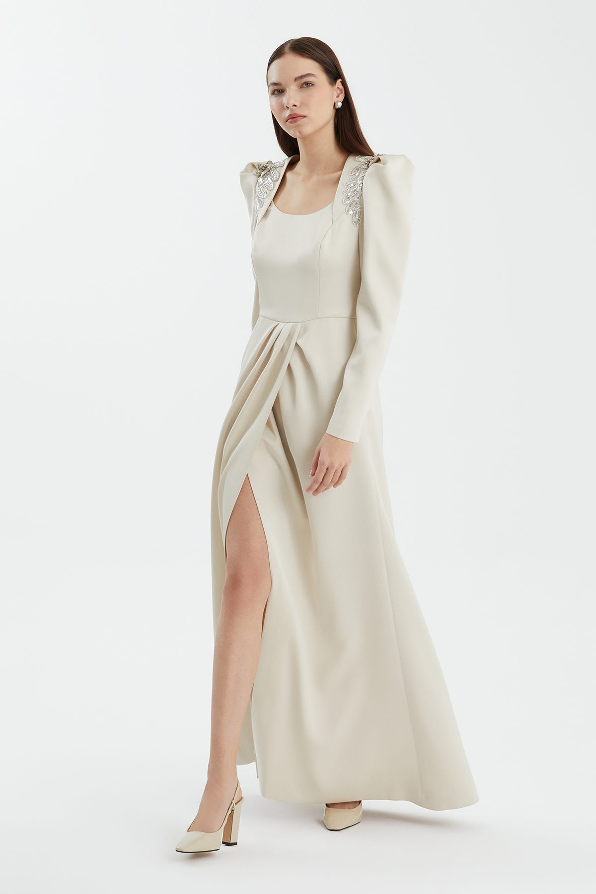 İşlemeli Aksesuarlı Yırtmaçlı Bej Elbise