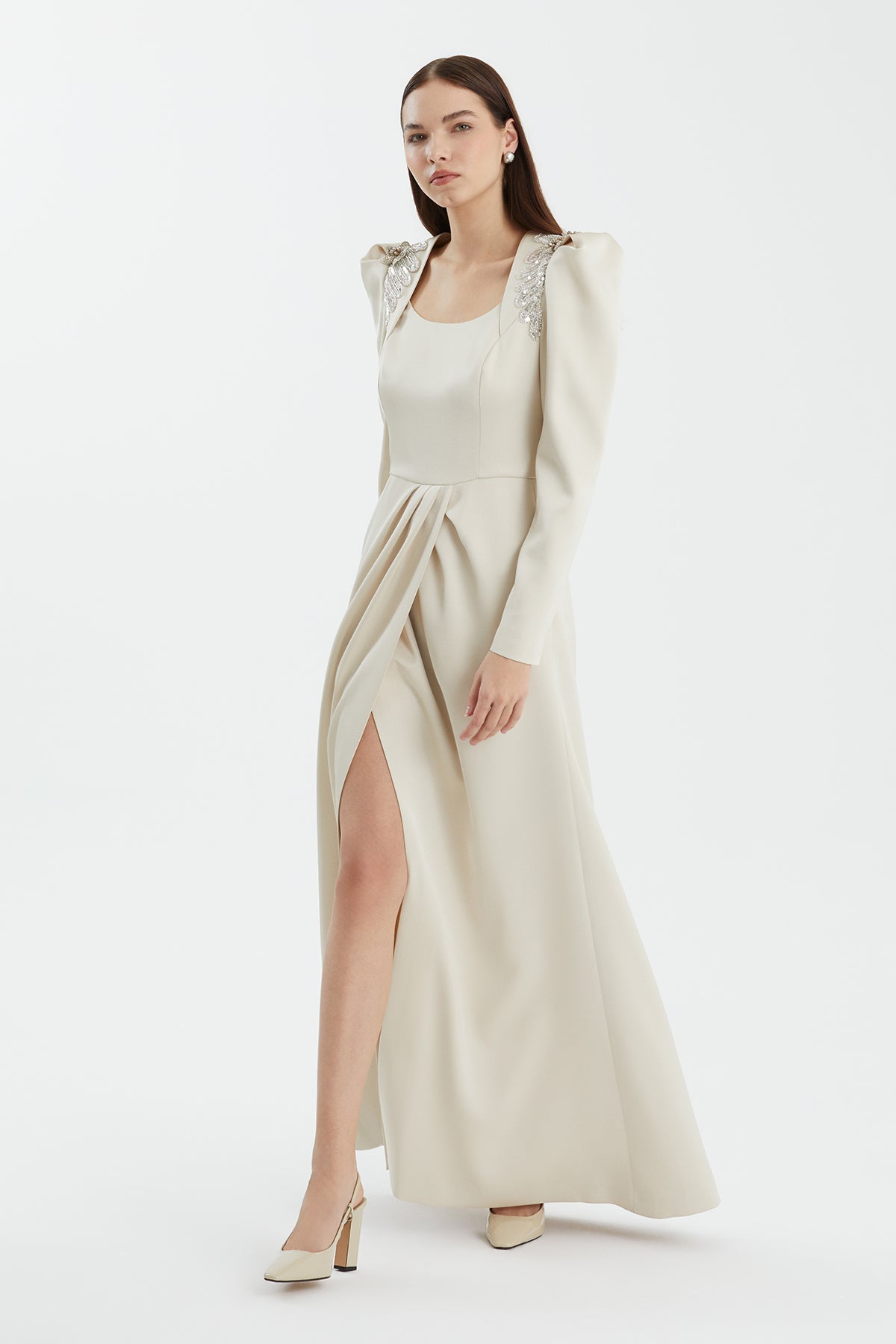 İşlemeli Aksesuarlı Yırtmaçlı Bej Elbise