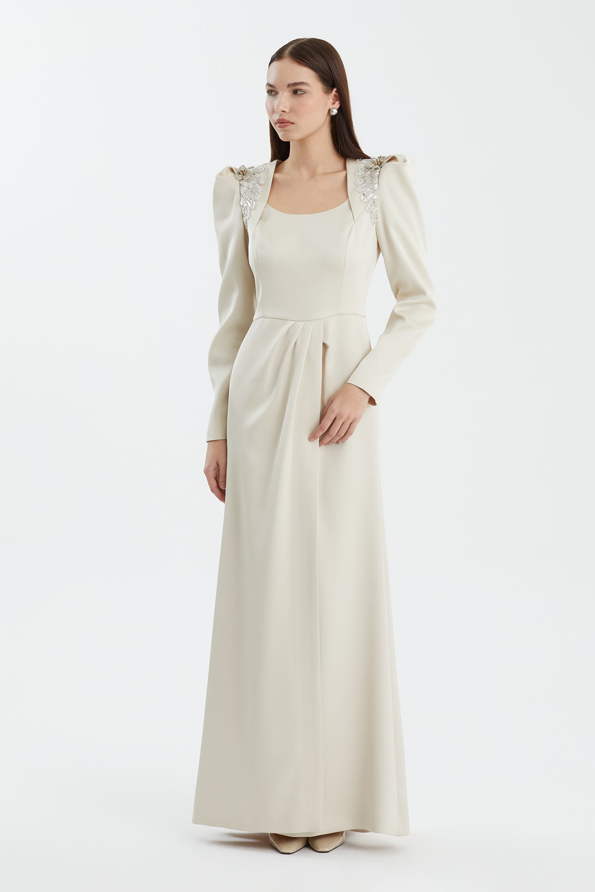 İşlemeli Aksesuarlı Yırtmaçlı Bej Elbise