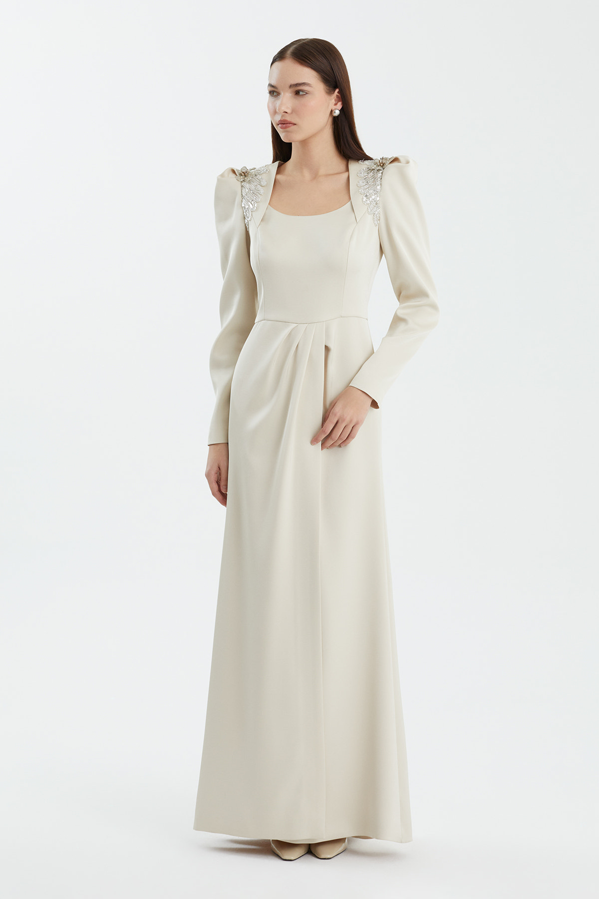 İşlemeli Aksesuarlı Yırtmaçlı Bej Elbise