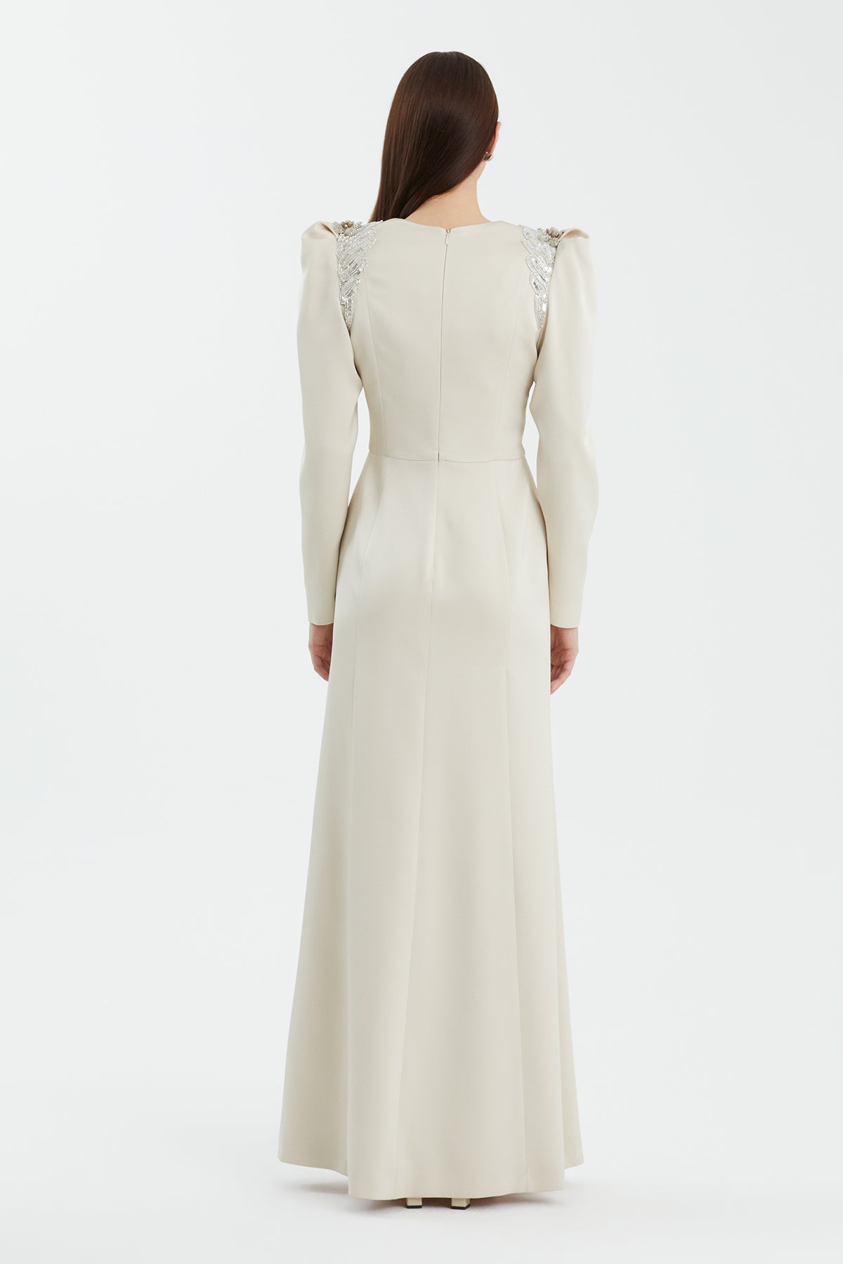 İşlemeli Aksesuarlı Yırtmaçlı Bej Elbise