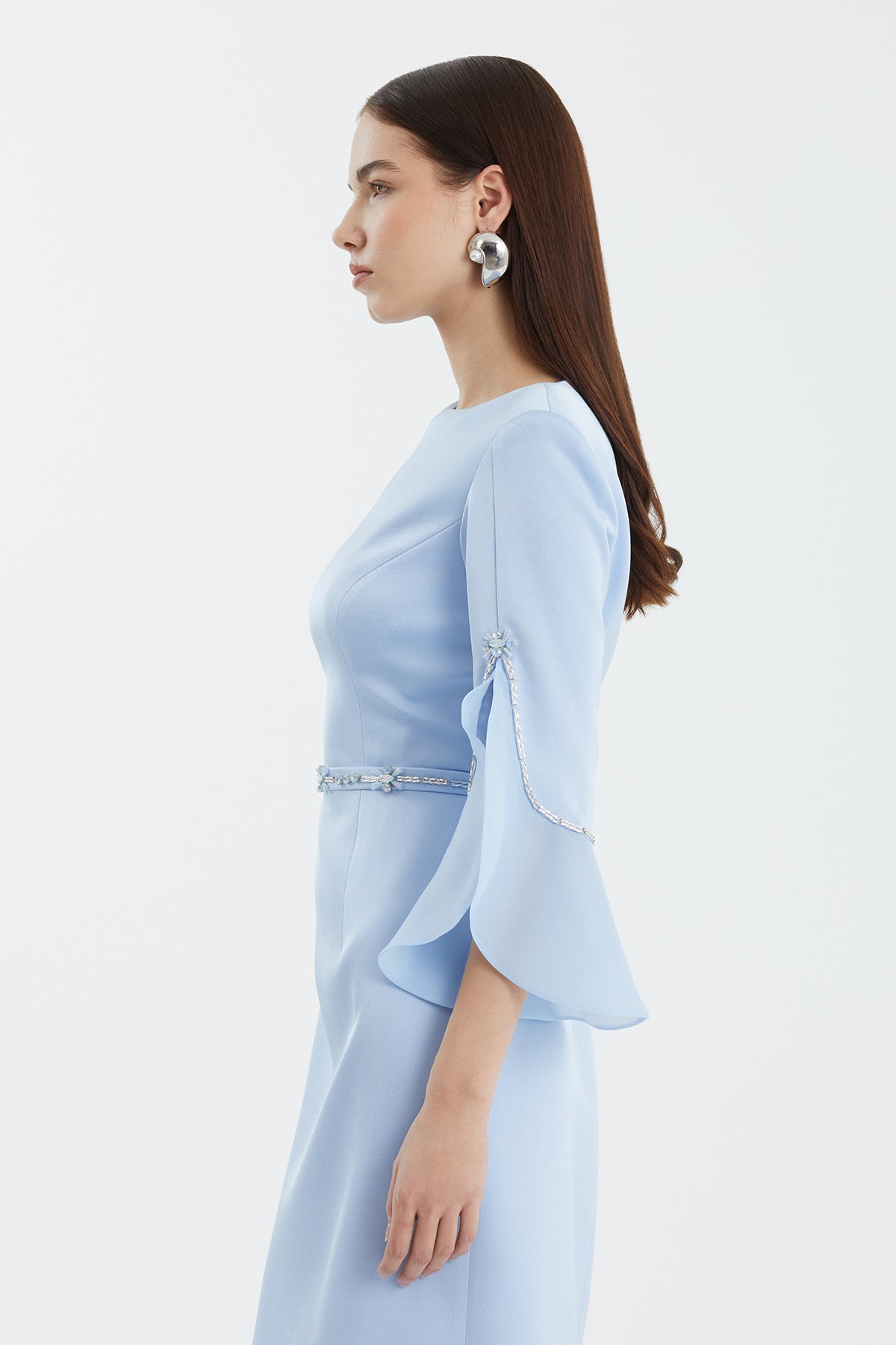 İşlemeli Yırtmaçlı Vatkalı Mavi Elbise