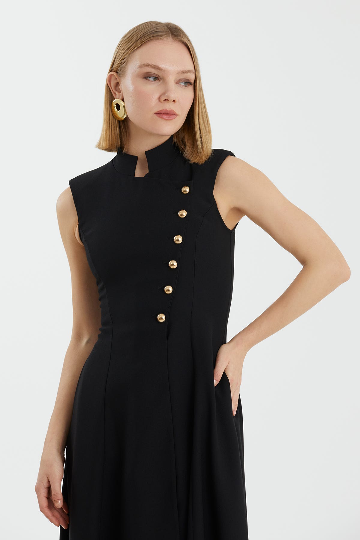 Asimetrik Düğmeli Midi Pileli Siyah Elbise