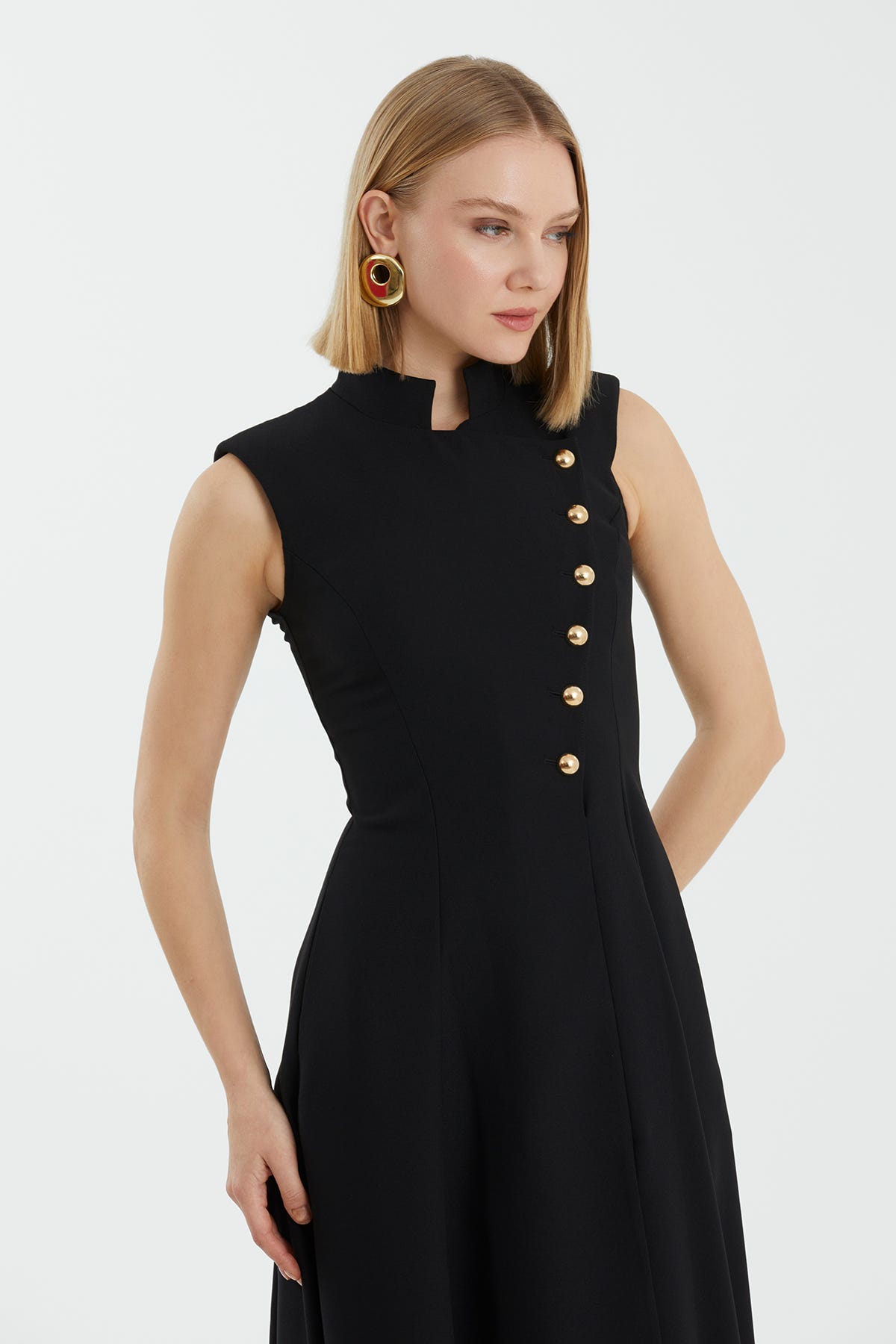 Asimetrik Düğmeli Midi Pileli Siyah Elbise