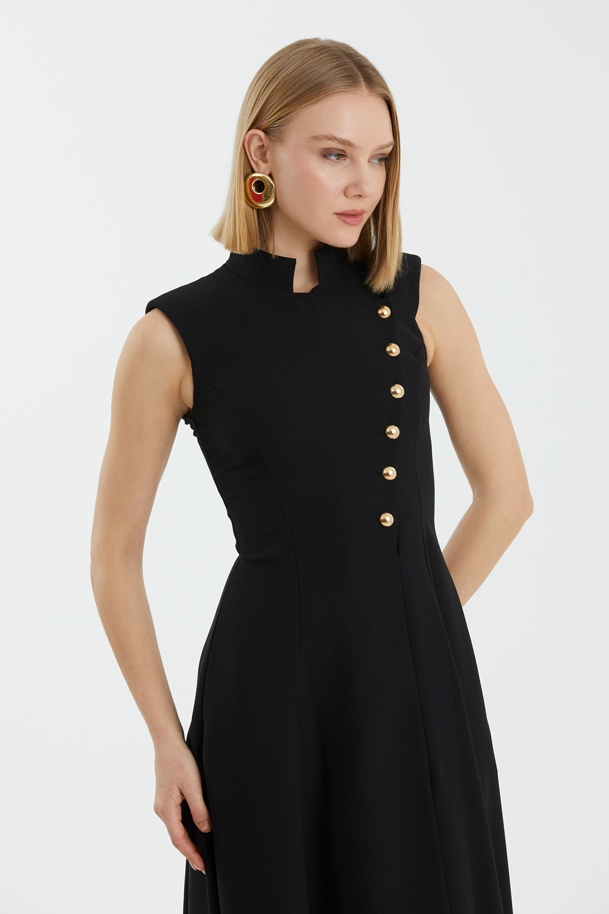 Asimetrik Düğmeli Midi Pileli Siyah Elbise