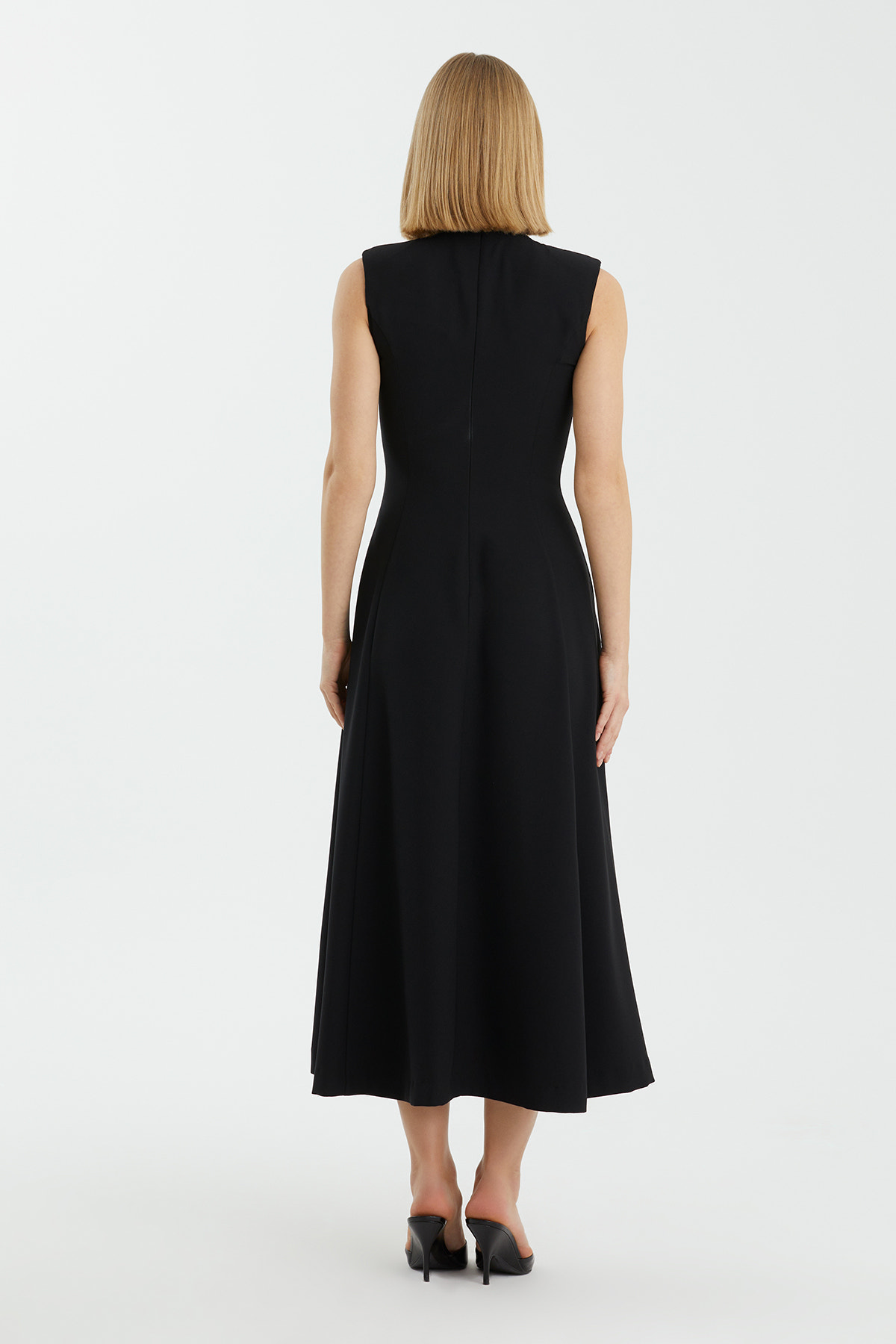 Asimetrik Düğmeli Midi Pileli Siyah Elbise