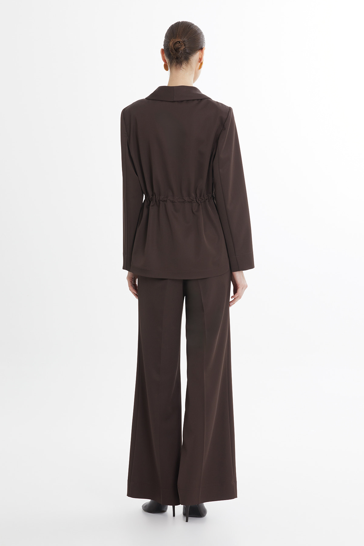 Çiçek Broş Detaylı Kahverengi Ceket Pantolon Takım