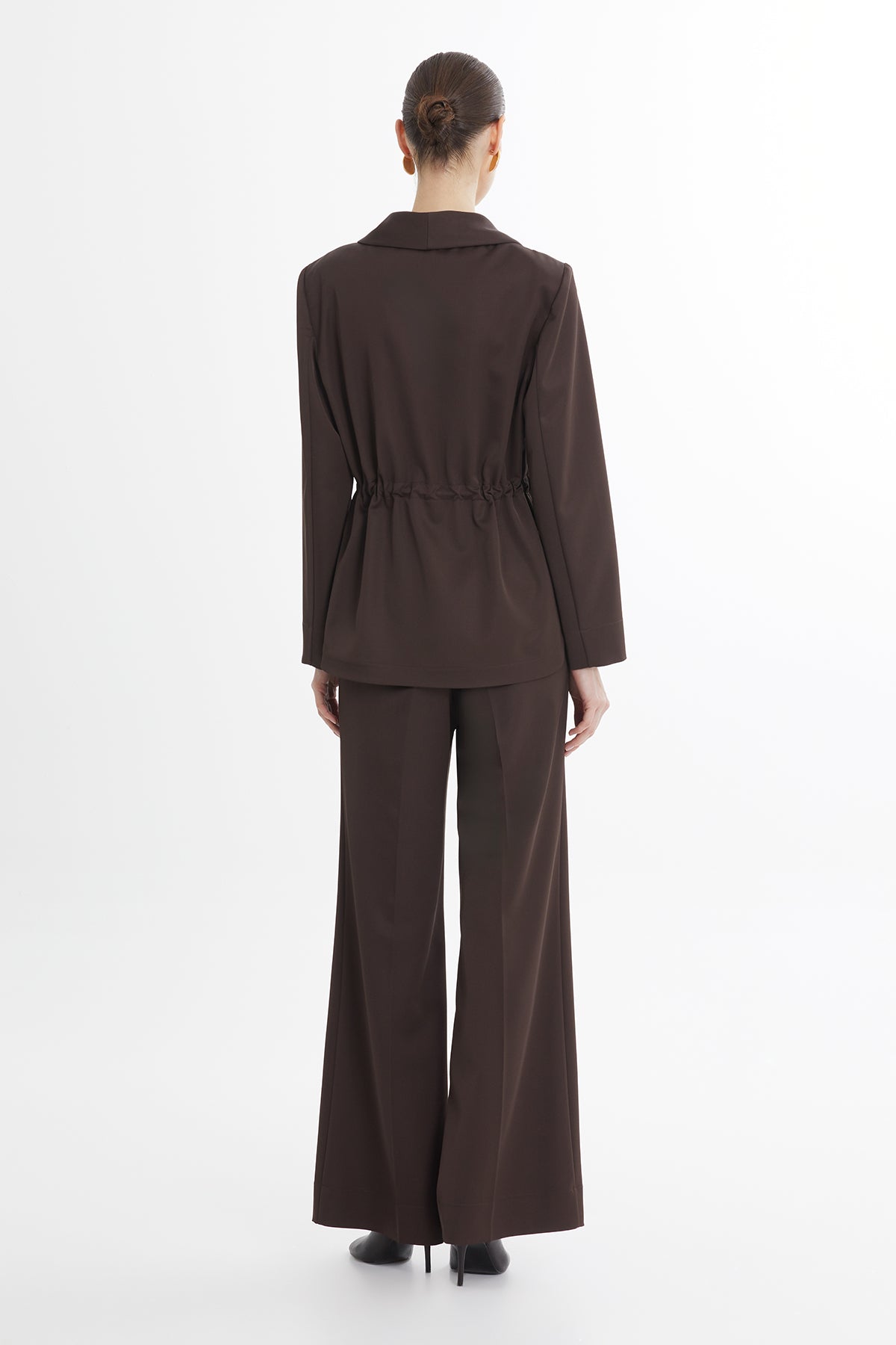 Çiçek Broş Detaylı Kahverengi Ceket Pantolon Takım