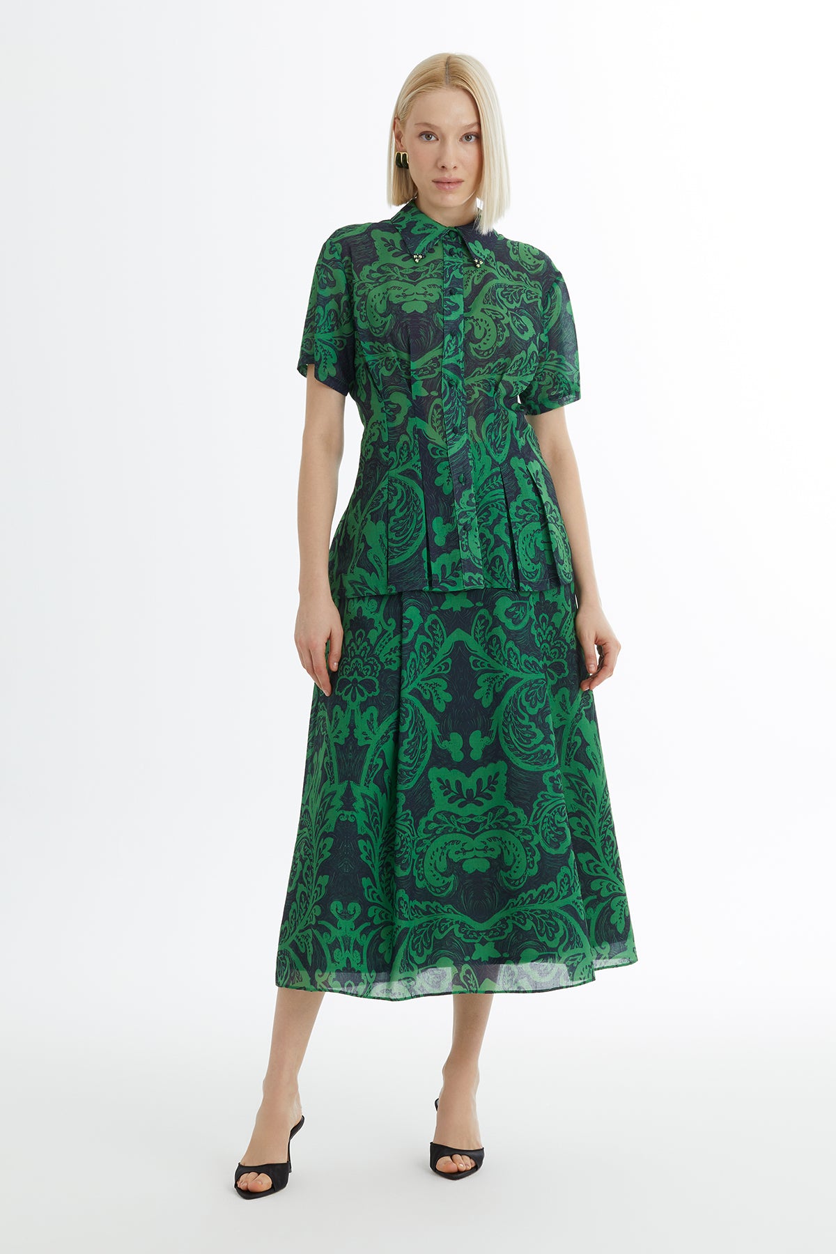 Desenli Gömlek Ve Etekli Yeşil Takım