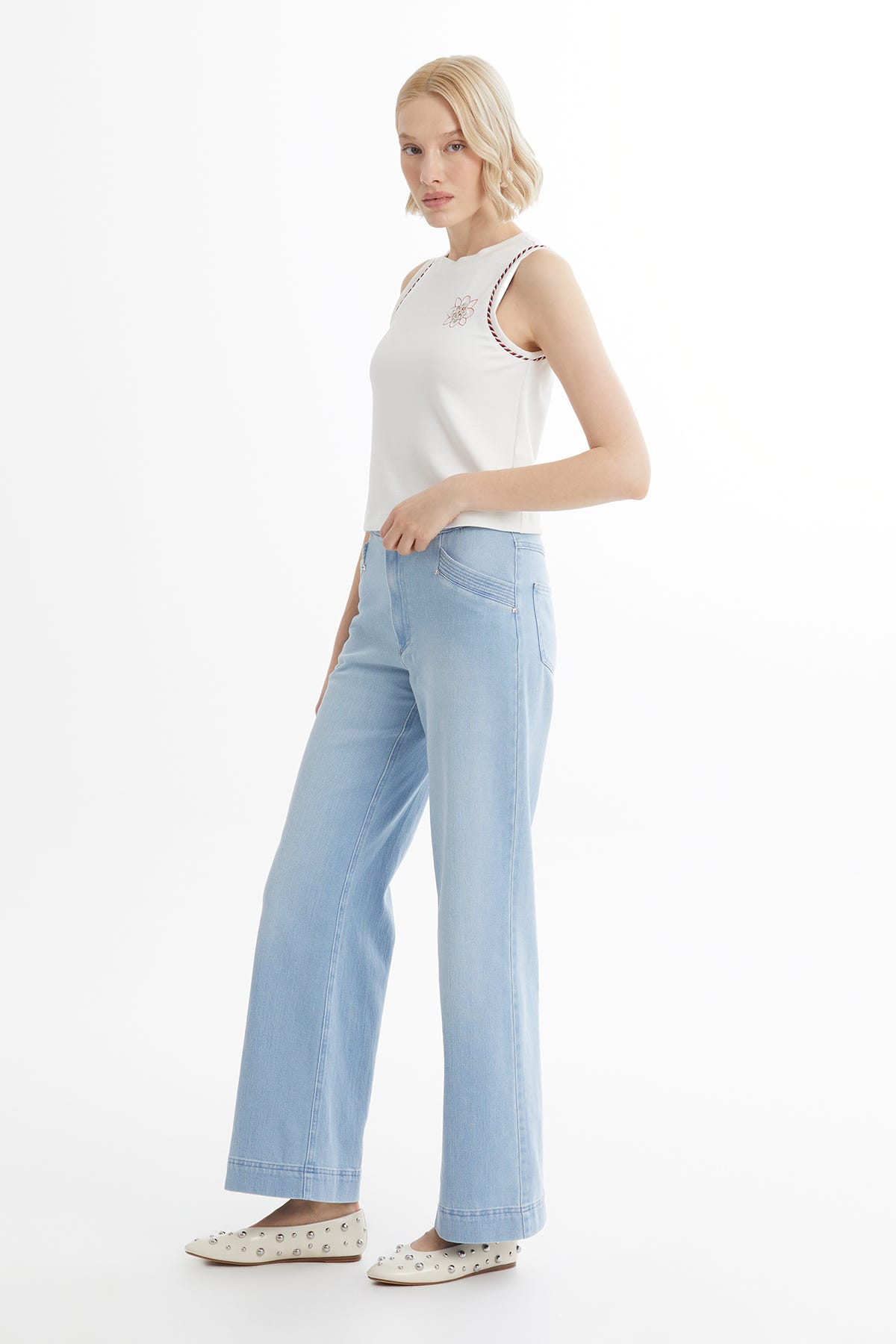 Nakış Ve Metal Aksesuar Detaylı Ekru Bluz