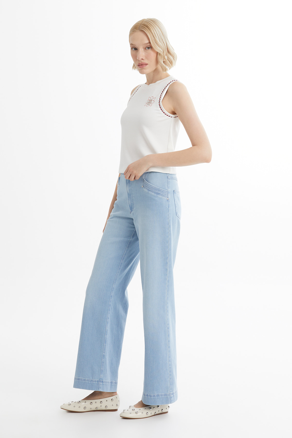 Nakış Ve Metal Aksesuar Detaylı Ekru Bluz