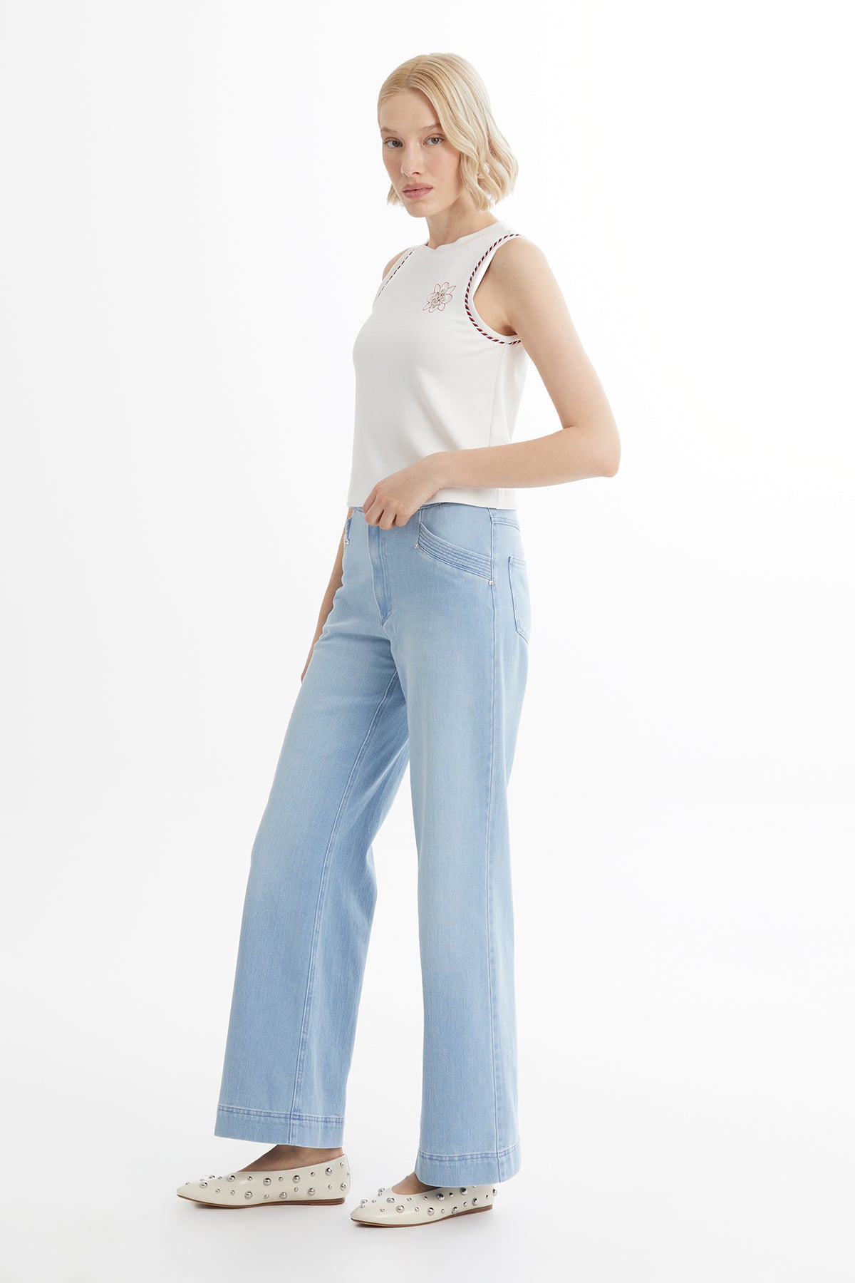 Nakış Ve Metal Aksesuar Detaylı Ekru Bluz