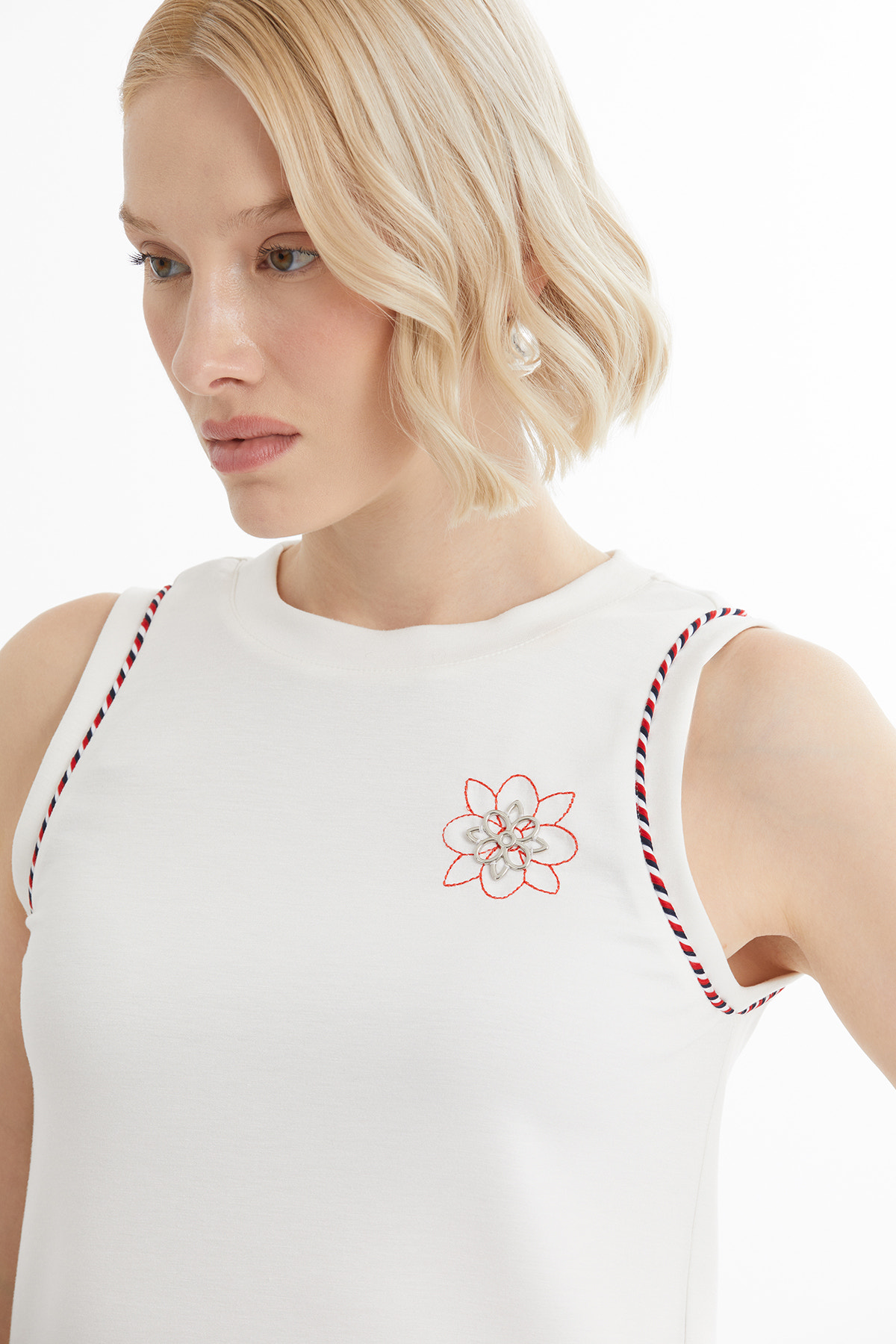 Nakış Ve Metal Aksesuar Detaylı Ekru Bluz