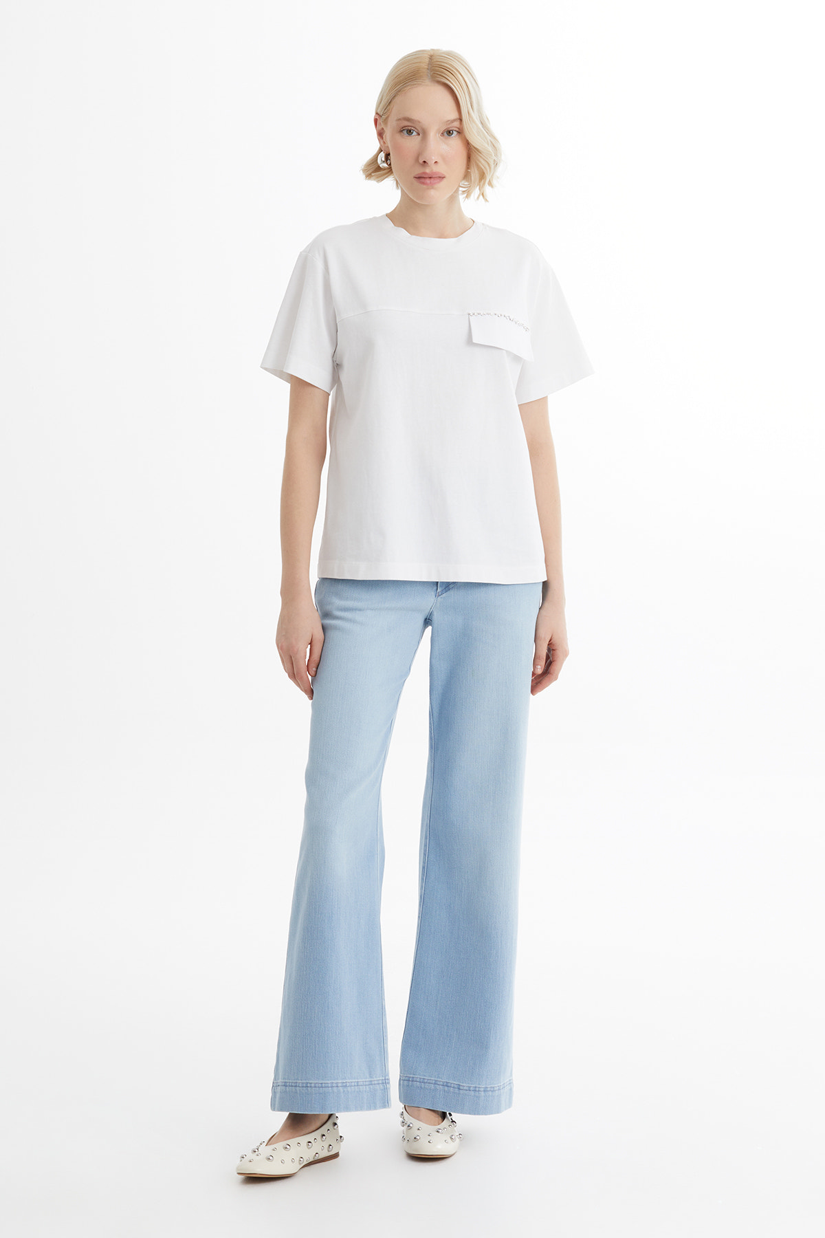 Cep Kapağı Boncuk İşlemeli Beyaz T-Shirt