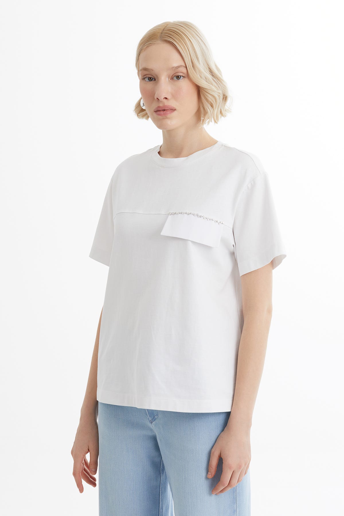 Cep Kapağı Boncuk İşlemeli Beyaz T-Shirt