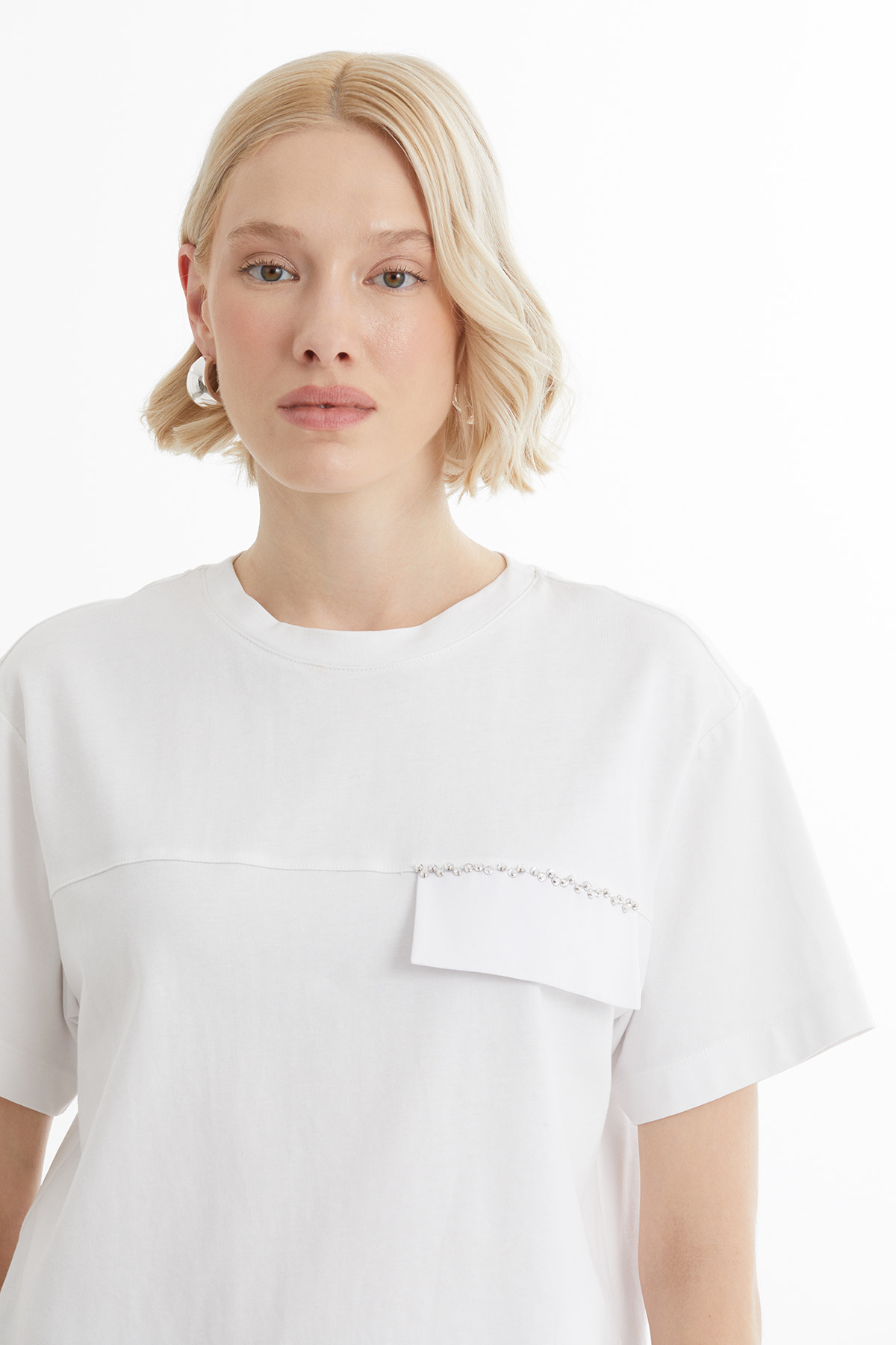 Cep Kapağı Boncuk İşlemeli Beyaz T-Shirt