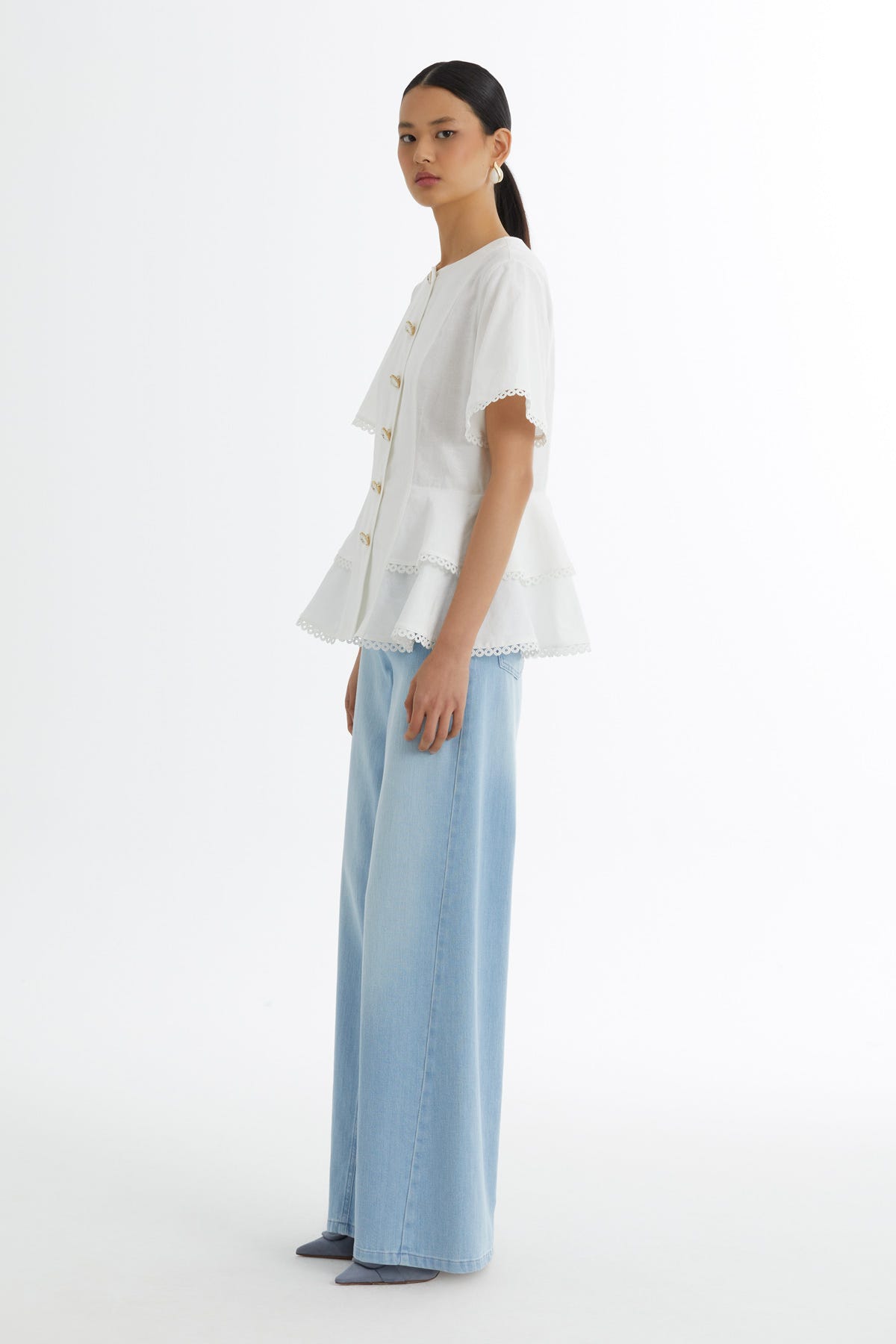 Volanlı Düğme Kapamalı Ekru Bluz