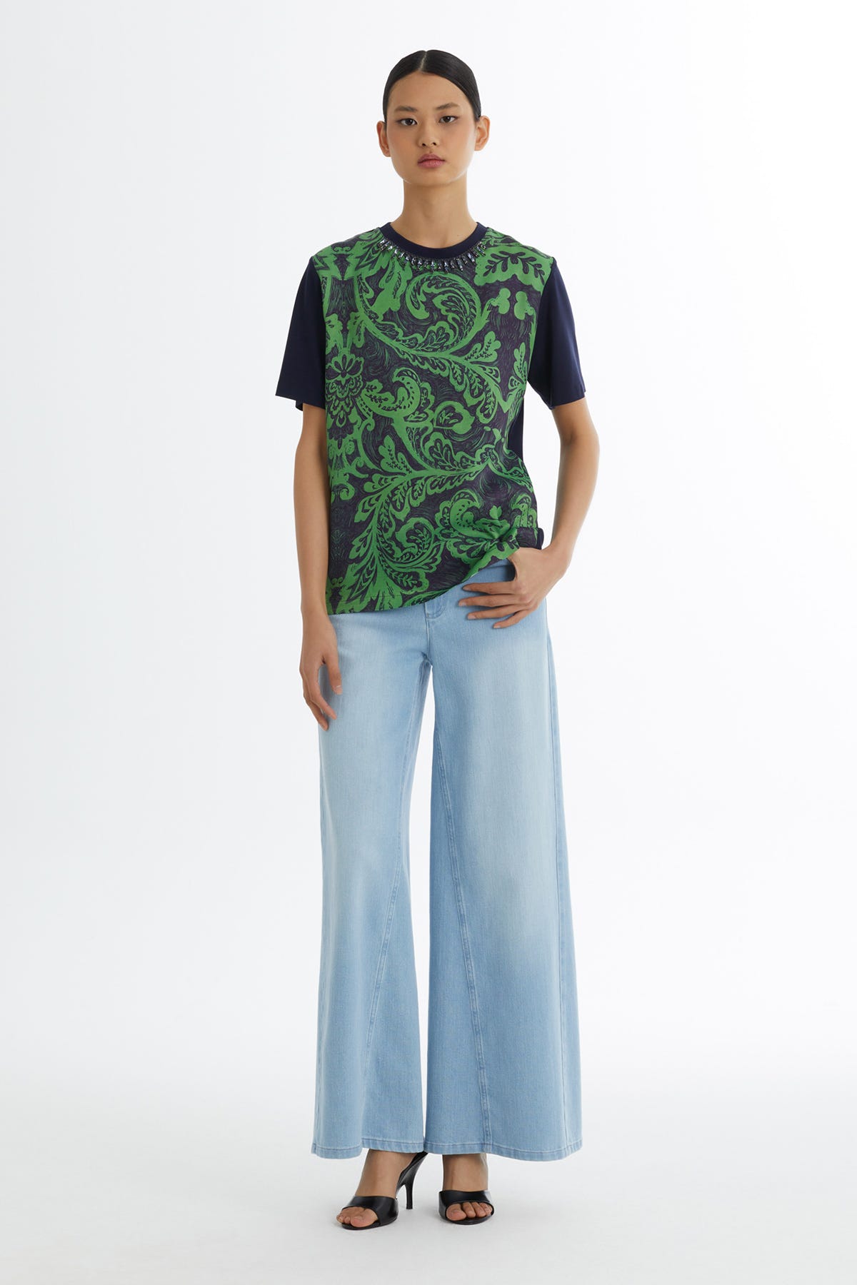 Desenli Kolye Aksesuarlı Yeşil T-Shirt