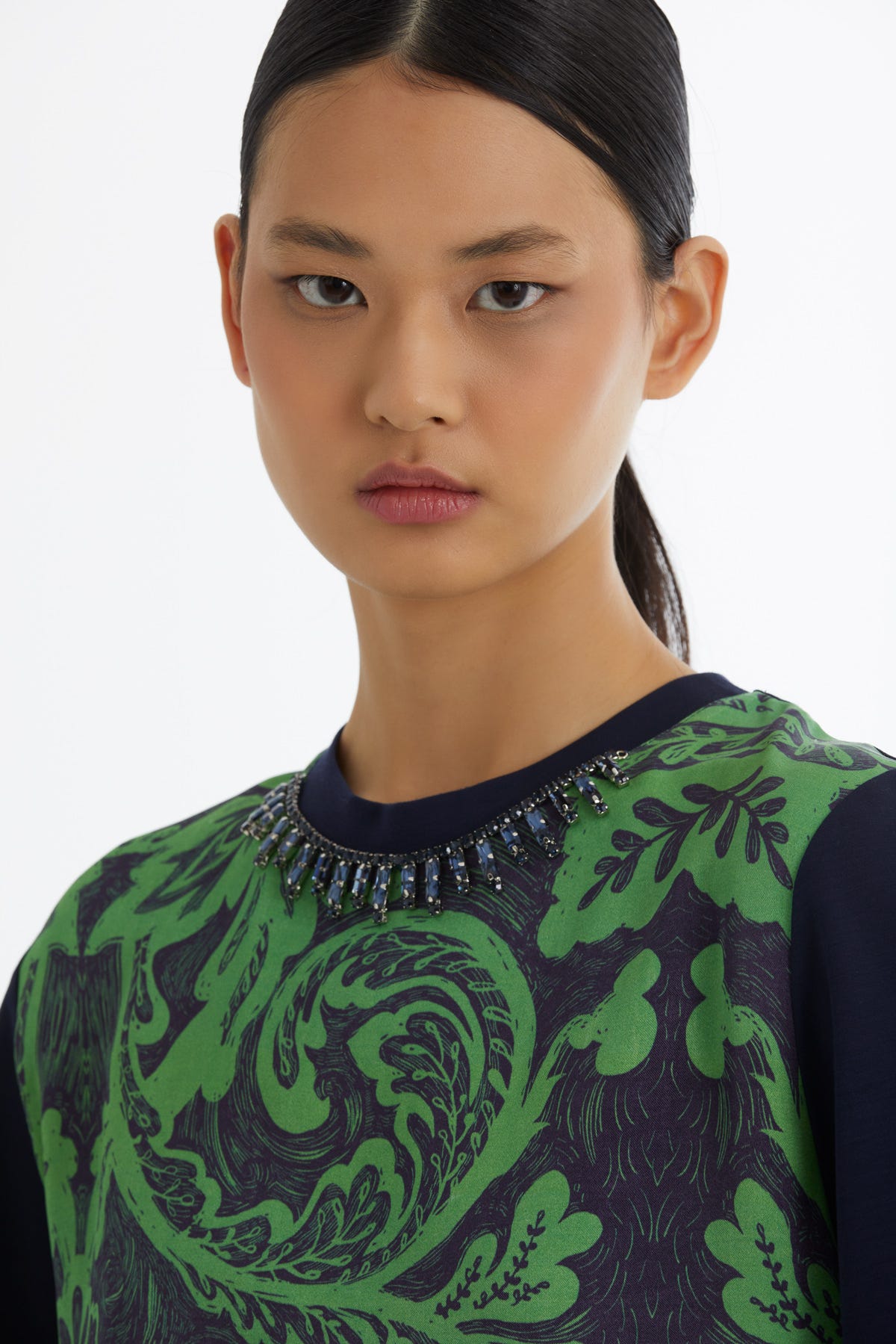 Desenli Kolye Aksesuarlı Yeşil T-Shirt