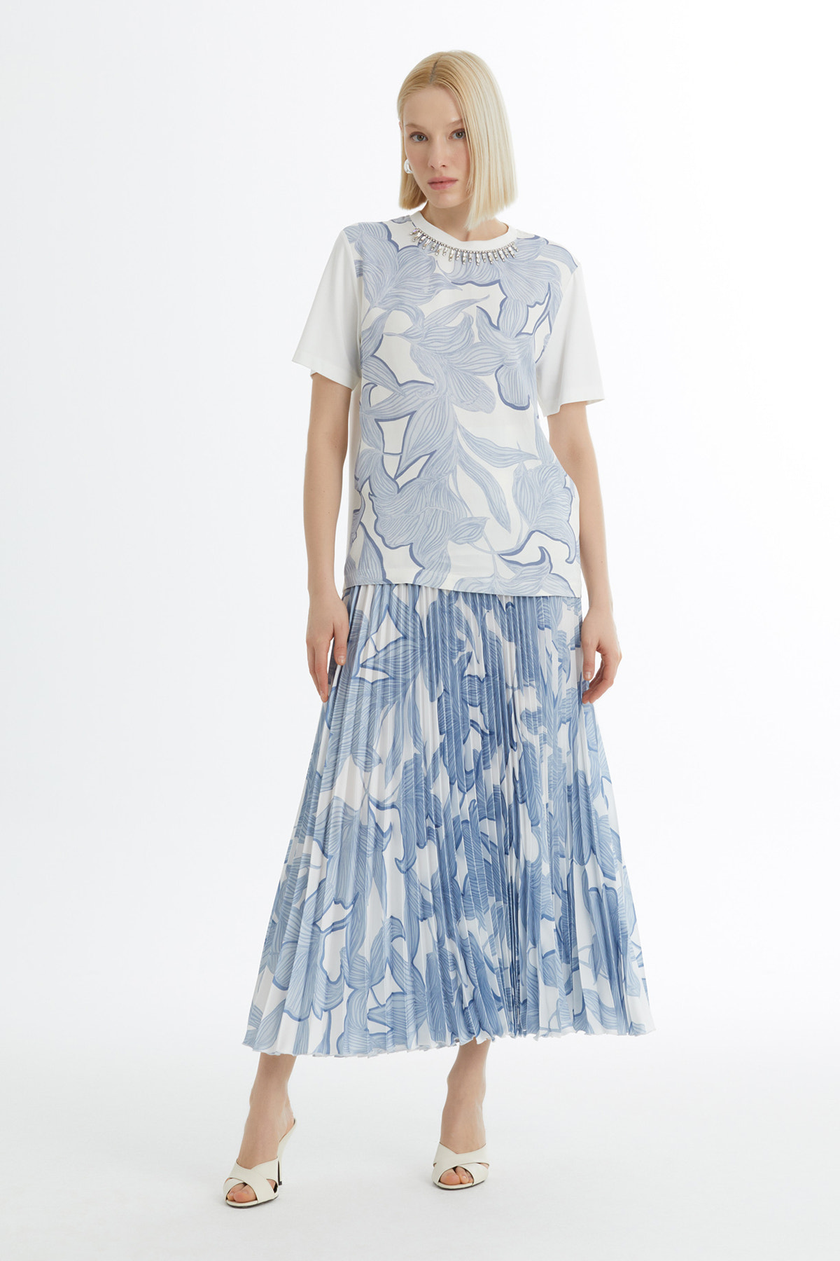 Desenli Kolye Aksesuarlı Mavi T-Shirt