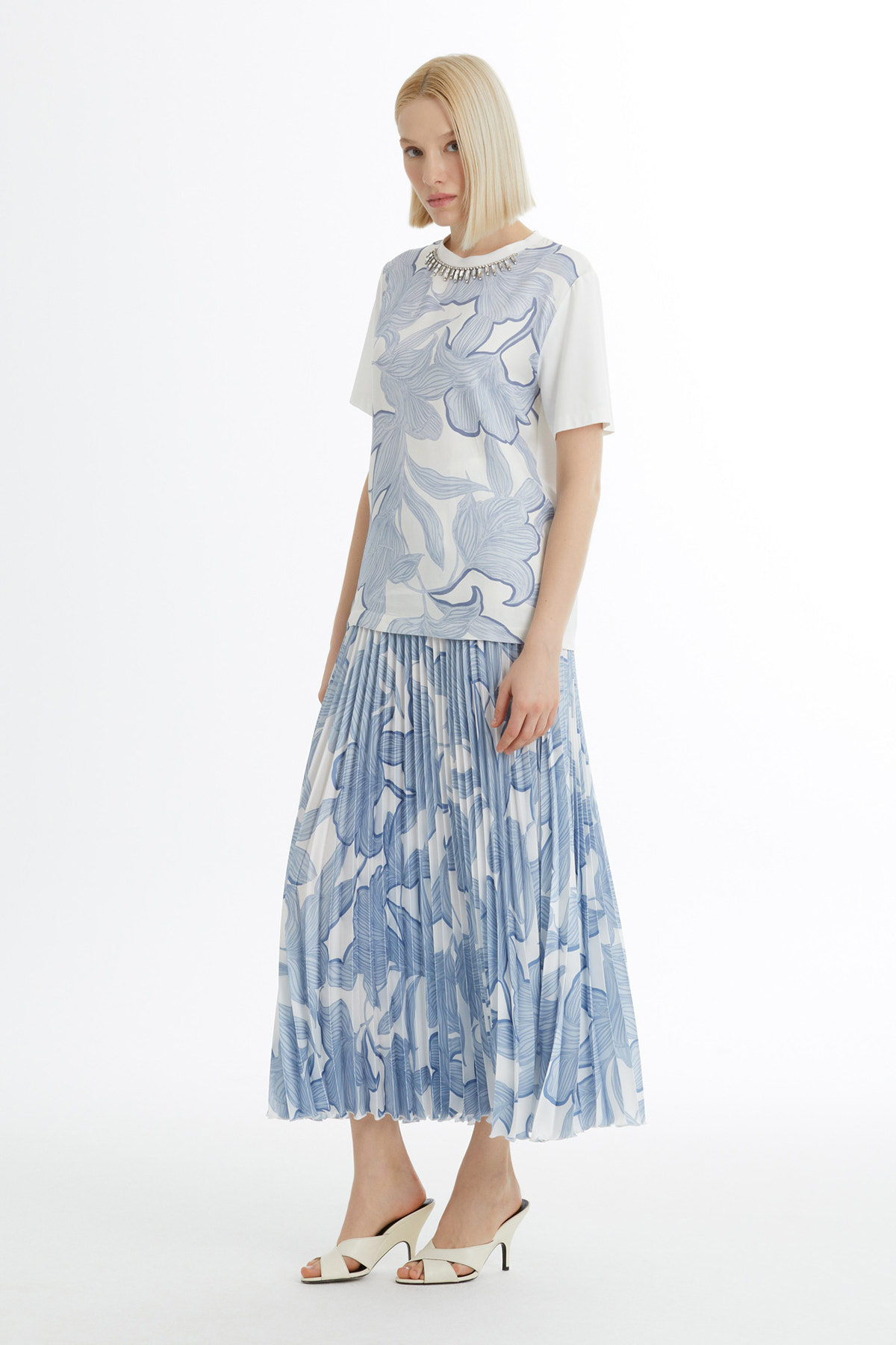 Desenli Kolye Aksesuarlı Mavi T-Shirt