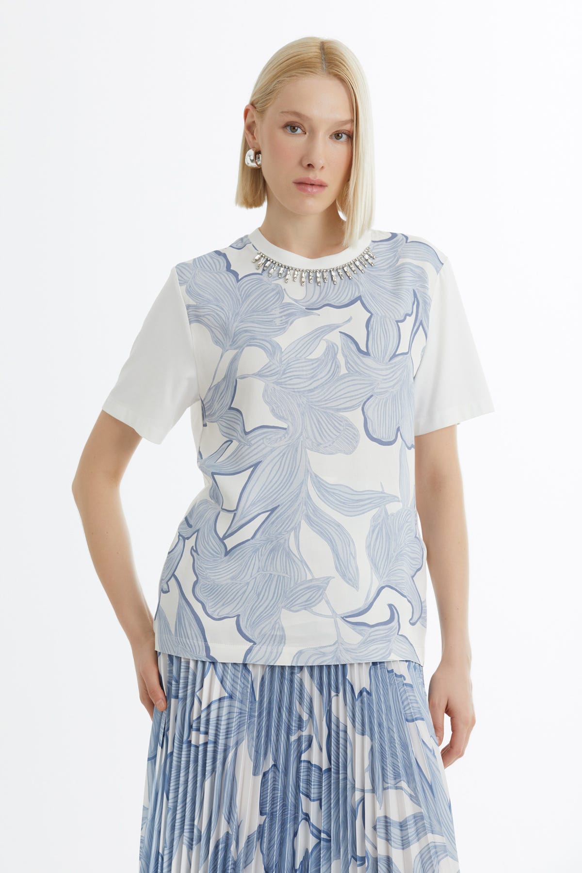 Desenli Kolye Aksesuarlı Mavi T-Shirt