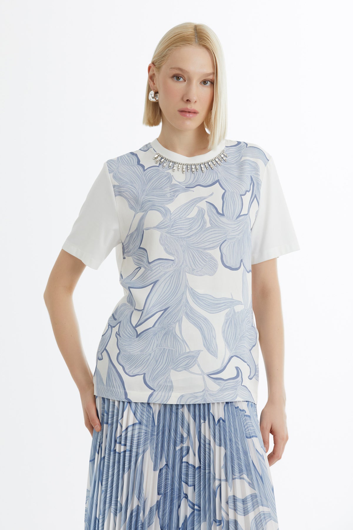 Desenli Kolye Aksesuarlı Mavi T-Shirt