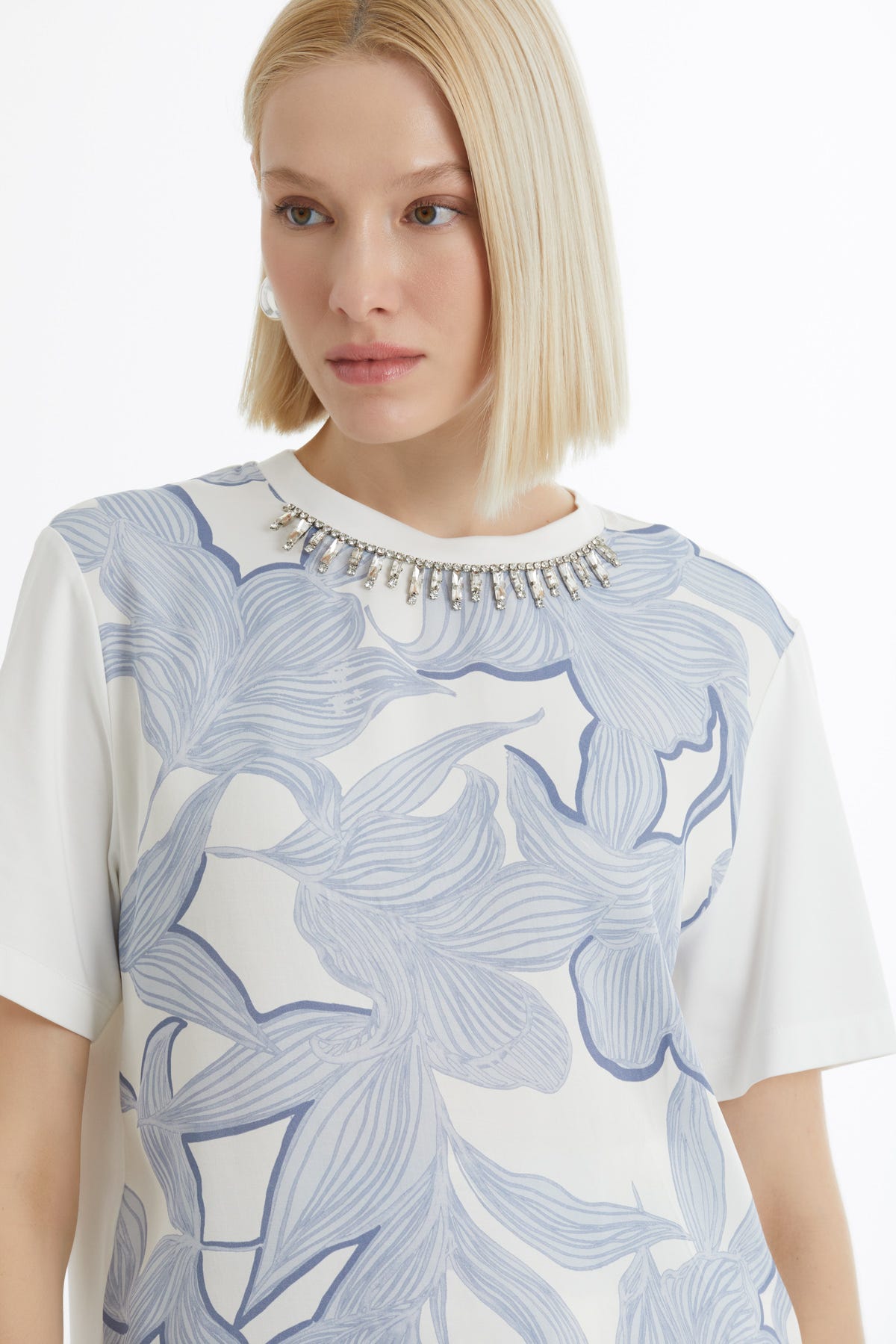 Desenli Kolye Aksesuarlı Mavi T-Shirt
