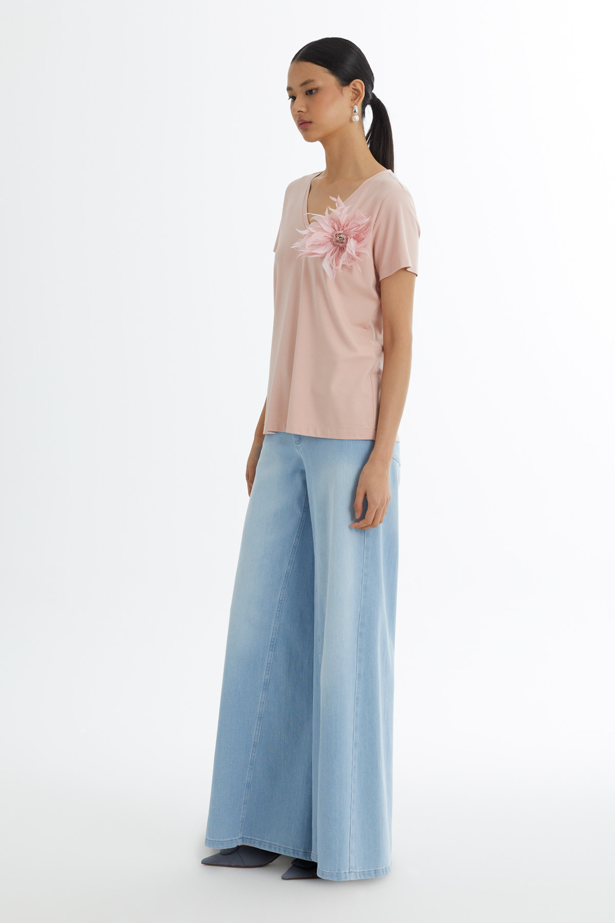 Boncuklu Broş Aksesuarlı Pembe T-Shirt