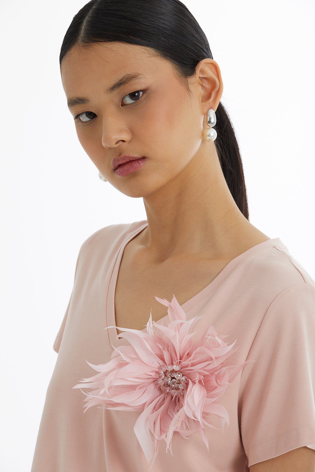 Boncuklu Broş Aksesuarlı Pembe T-Shirt
