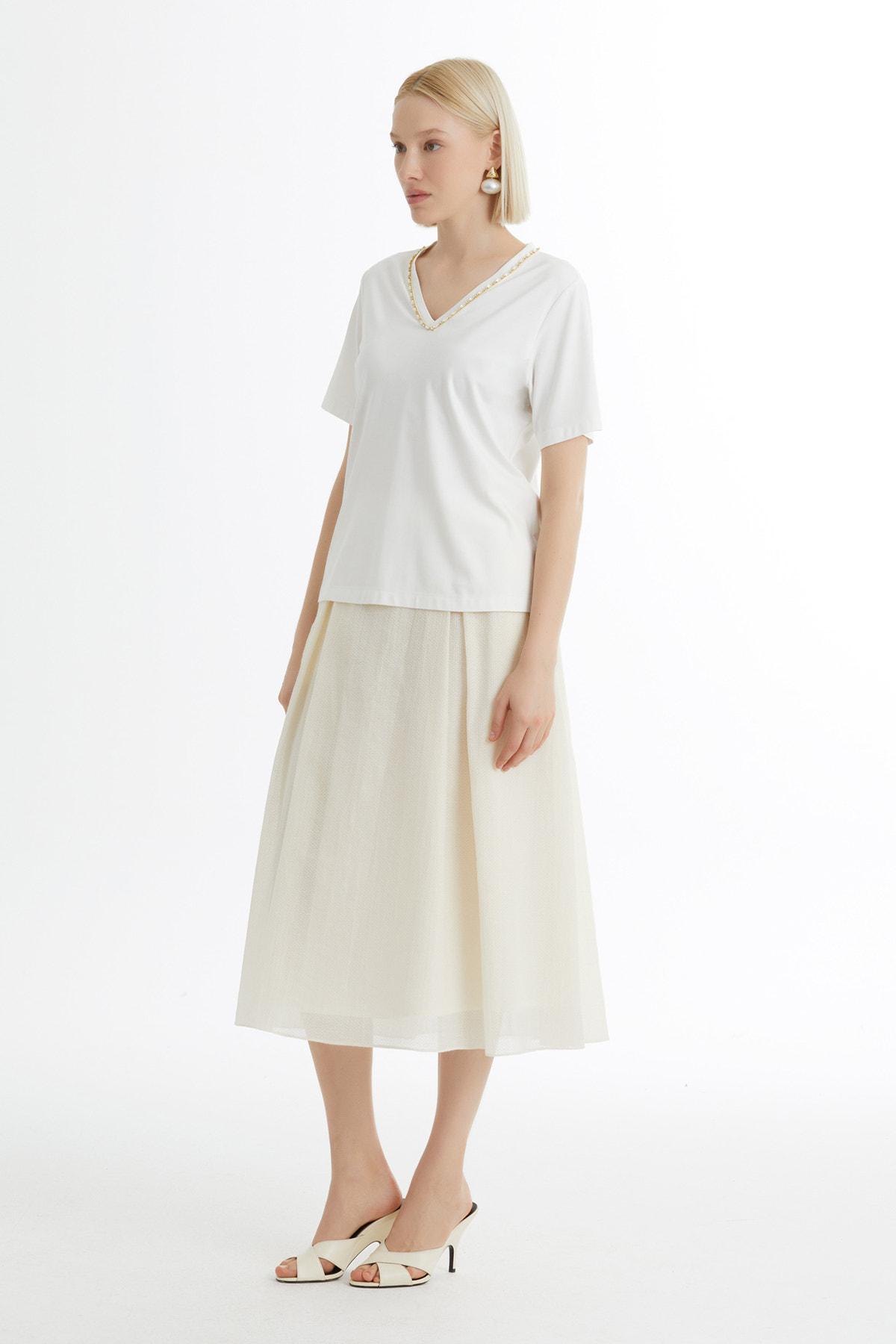 Yakası İşleme Taş Detaylı Ekru T-shirt