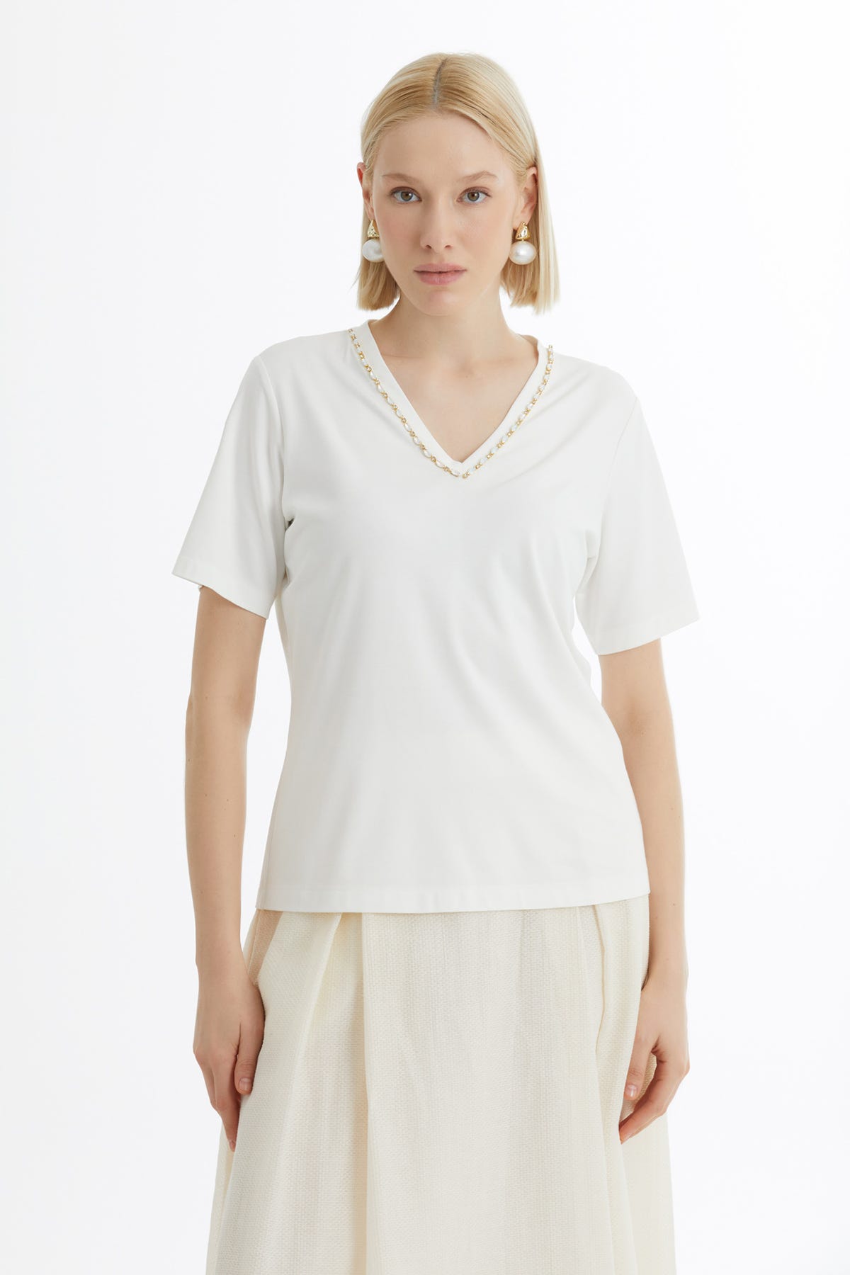 Yakası İşleme Taş Detaylı Ekru T-shirt