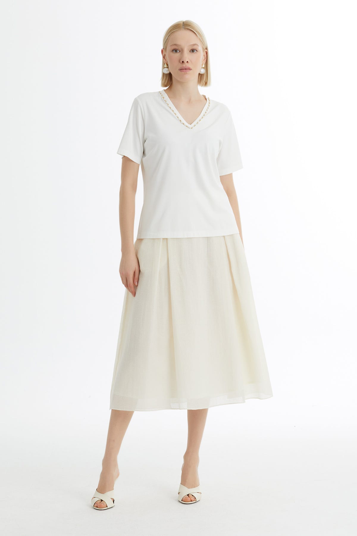 Yakası İşleme Taş Detaylı Ekru T-shirt