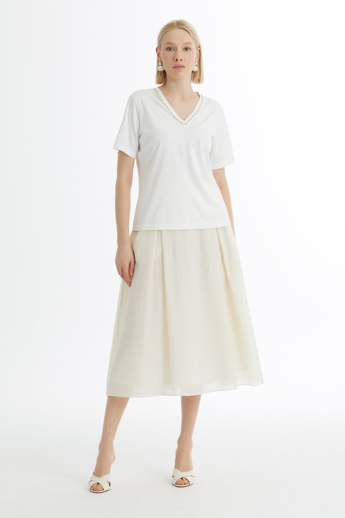 Yakası İşleme Taş Detaylı Ekru T-shirt