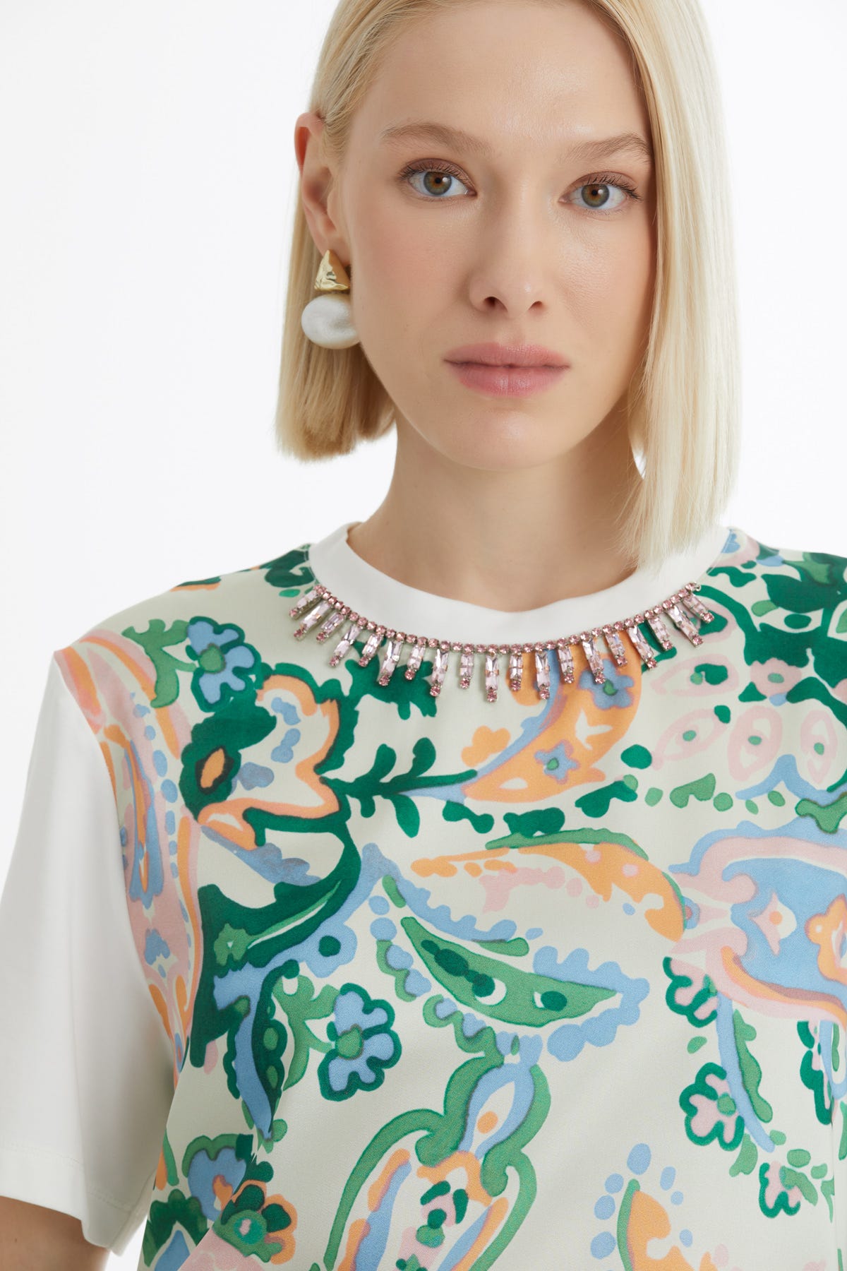 Desenli Kolye Aksesuarlı T-Shirt