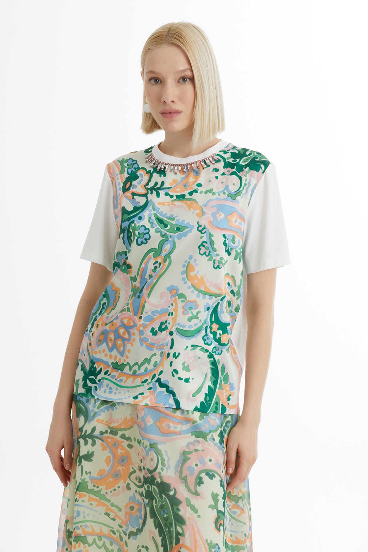 Desenli Kolye Aksesuarlı T-Shirt