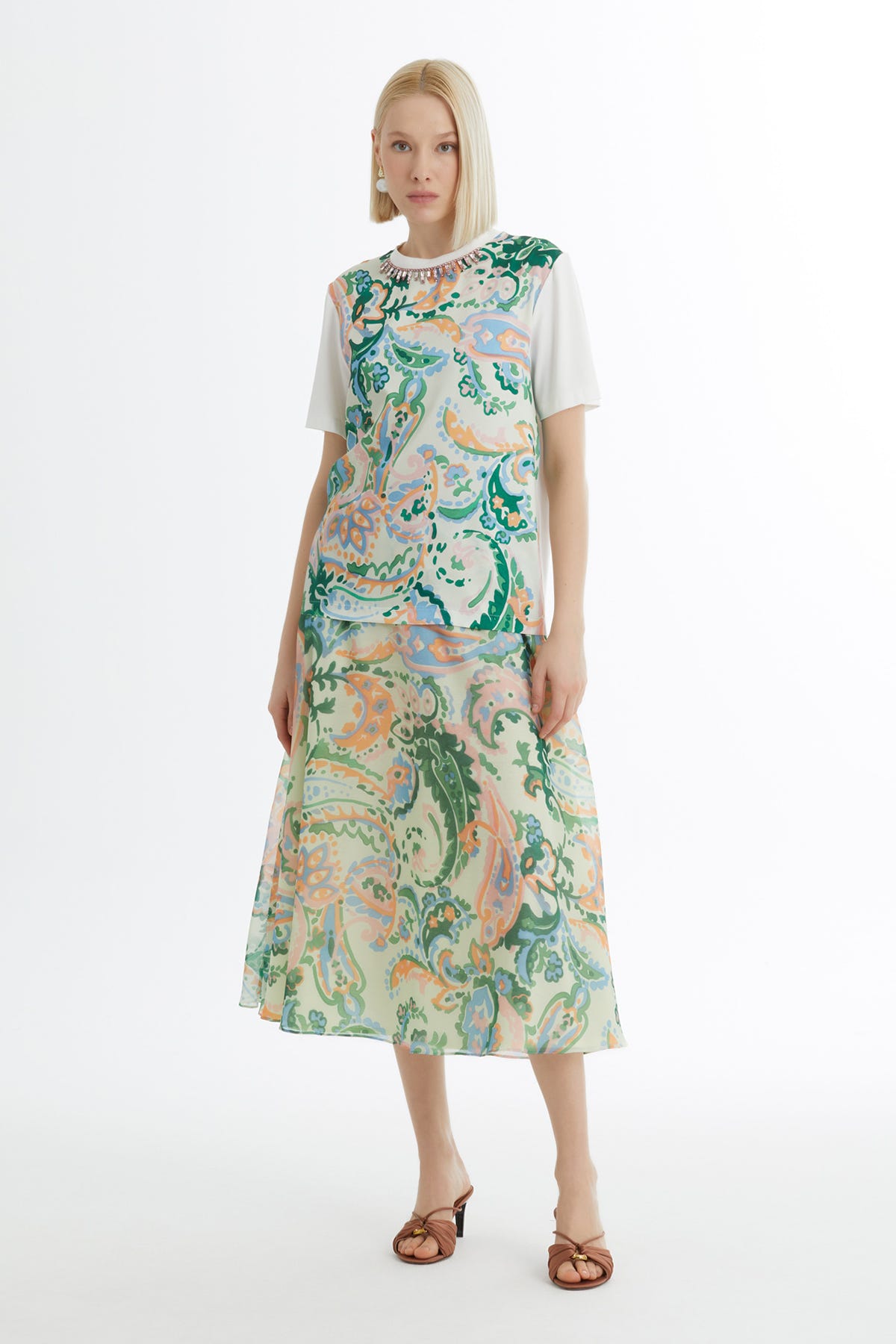 Desenli Kolye Aksesuarlı T-Shirt