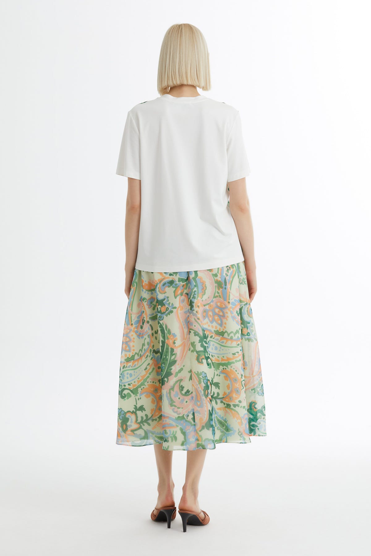 Desenli Kolye Aksesuarlı T-Shirt